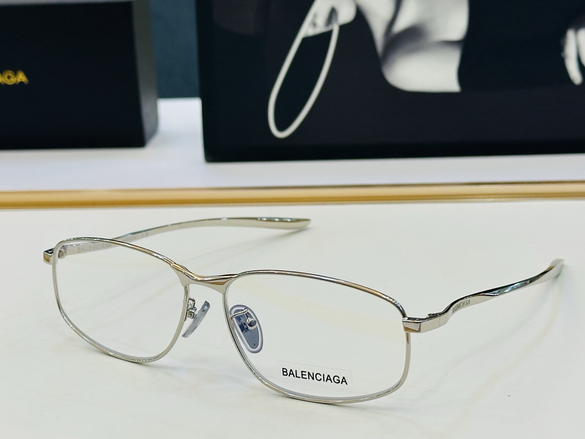 BALENCIAGA巴黎世家 最新 版型很特别的设计让人一眼爱上 BB0497OA Size: 59口1