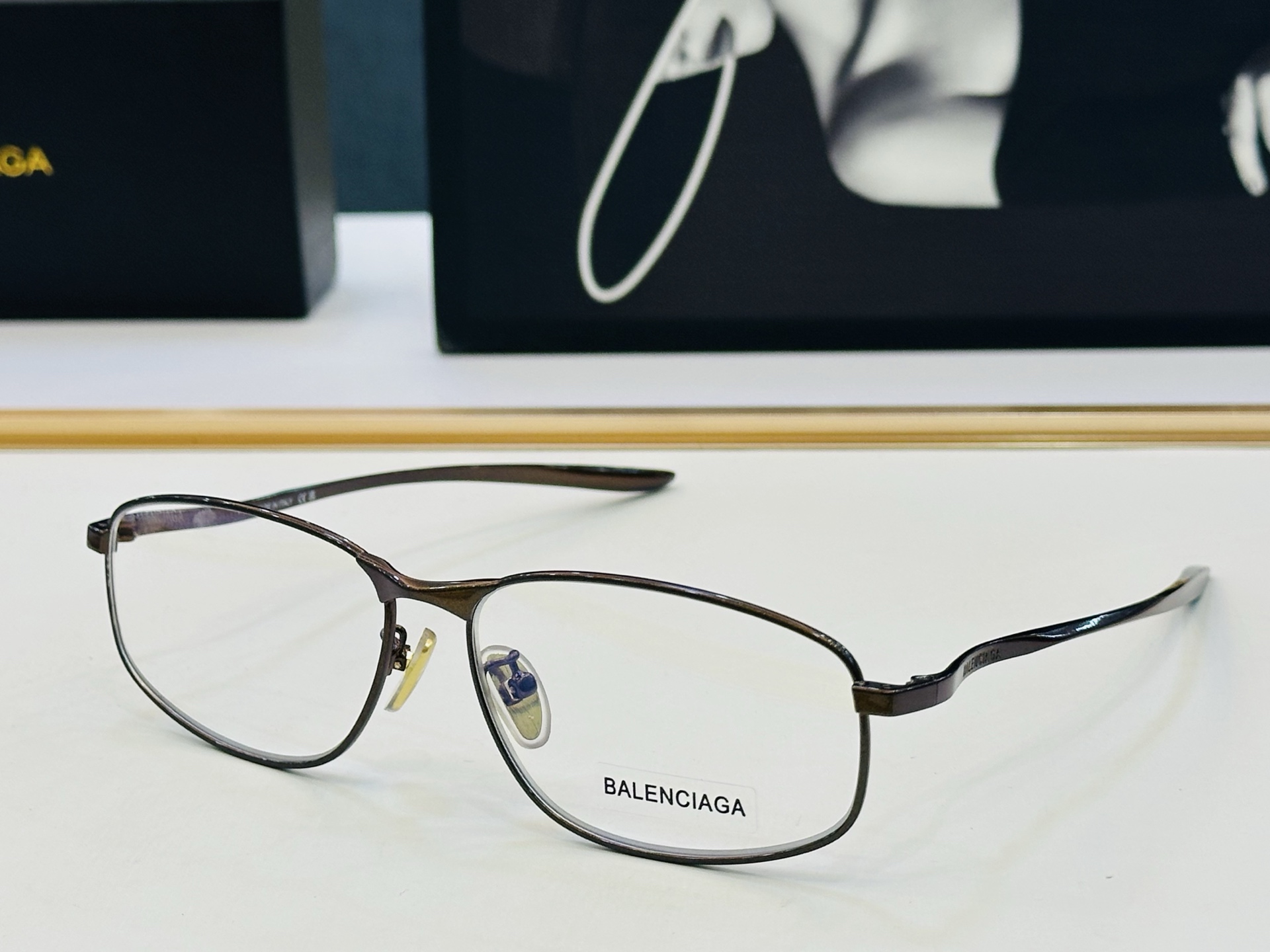 BALENCIAGA巴黎世家 最新 版型很特别的设计让人一眼爱上 BB0497OA Size: 59口1