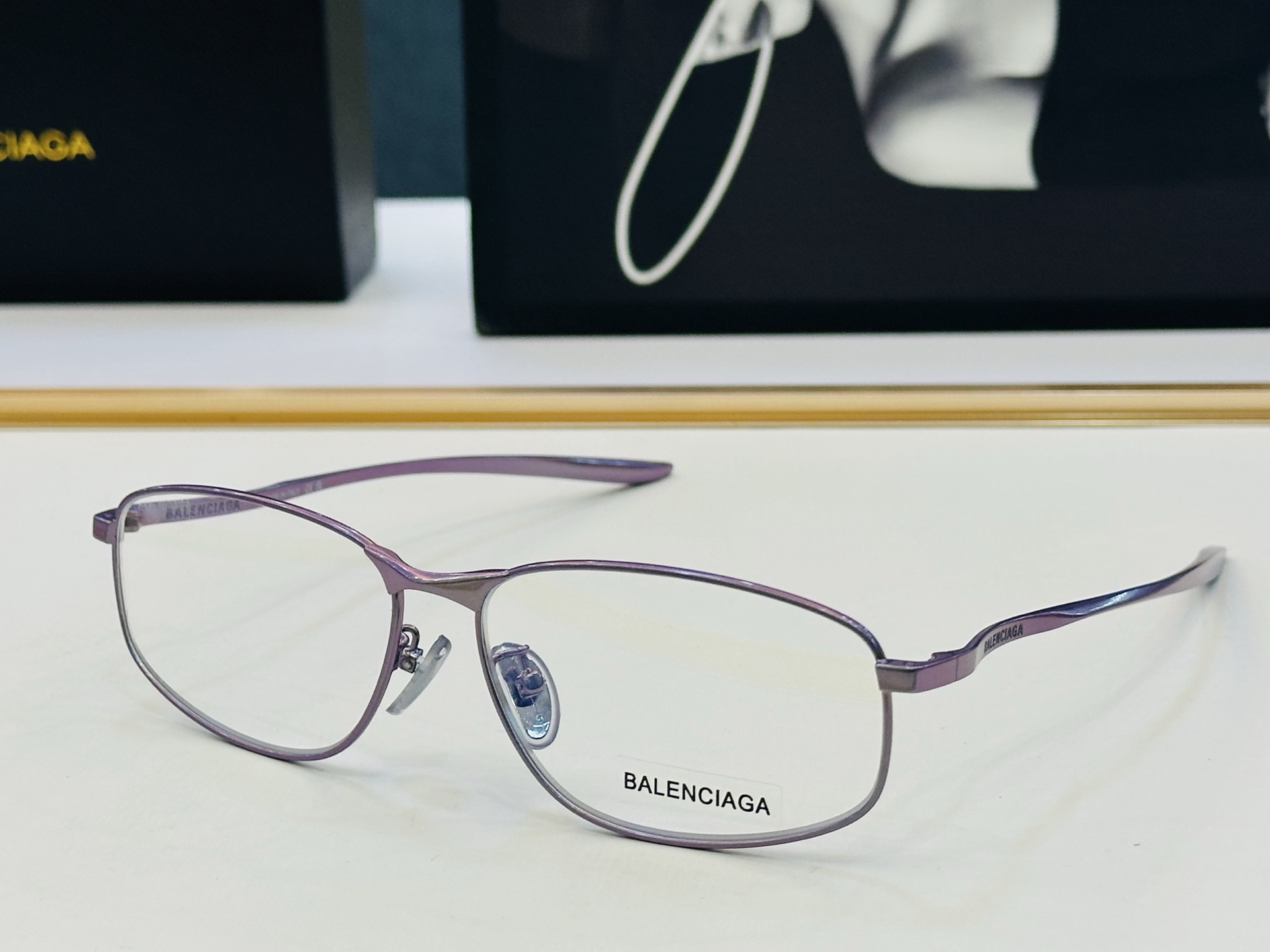 BALENCIAGA巴黎世家 最新 版型很特别的设计让人一眼爱上 BB0497OA Size: 59口1