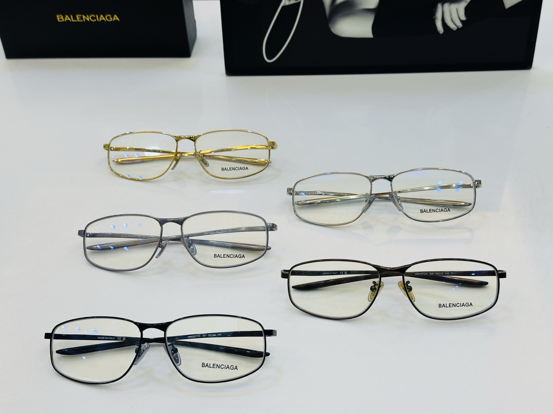 BALENCIAGA巴黎世家 最新 版型很特别的设计让人一眼爱上 BB0497OA Size: 59口1