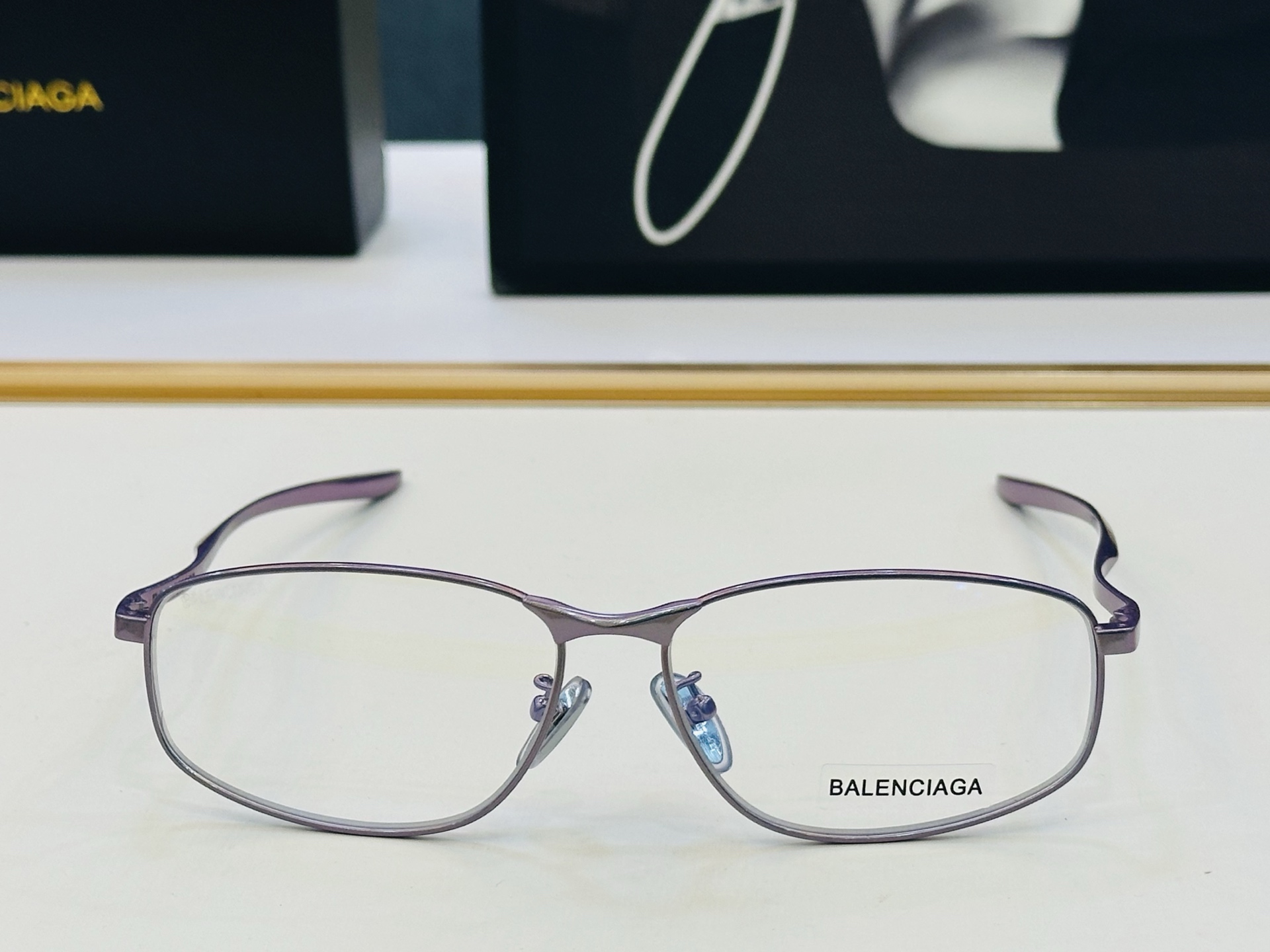 BALENCIAGA巴黎世家 最新 版型很特别的设计让人一眼爱上 BB0497OA Size: 59口1