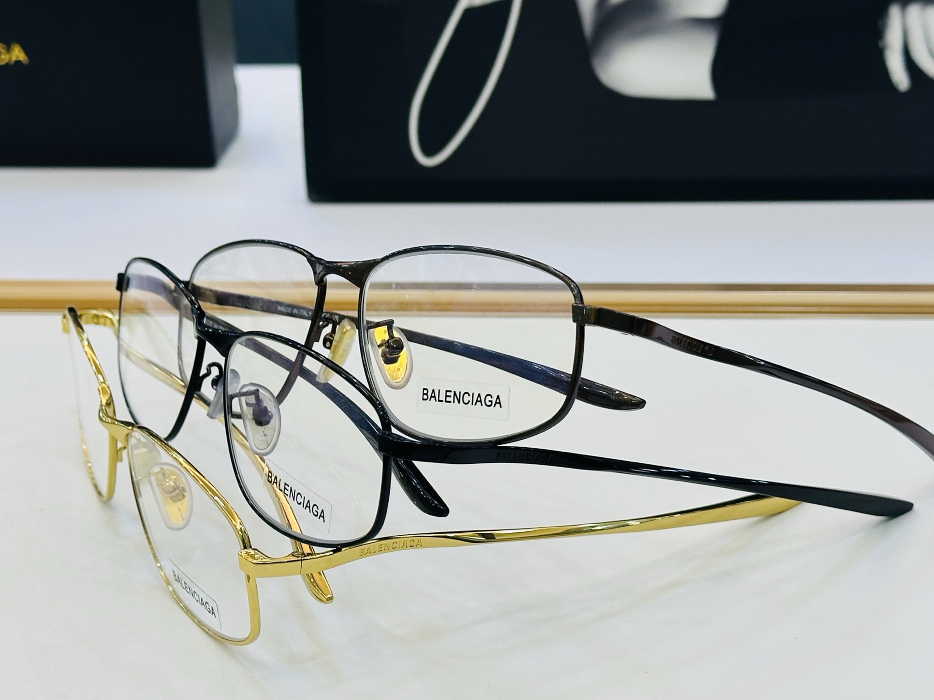 BALENCIAGA巴黎世家 最新 版型很特别的设计让人一眼爱上 BB0497OA Size: 59口1