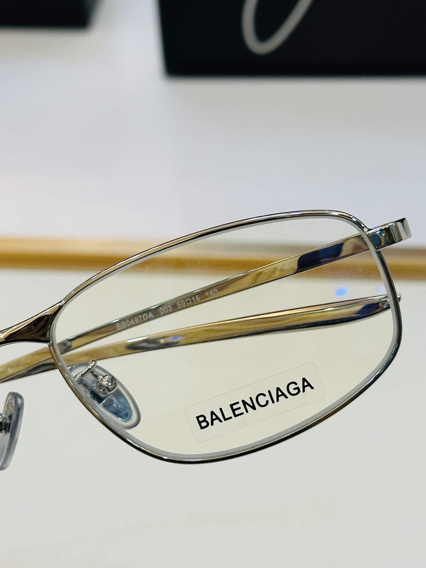 BALENCIAGA巴黎世家 最新 版型很特别的设计让人一眼爱上 BB0497OA Size: 59口1