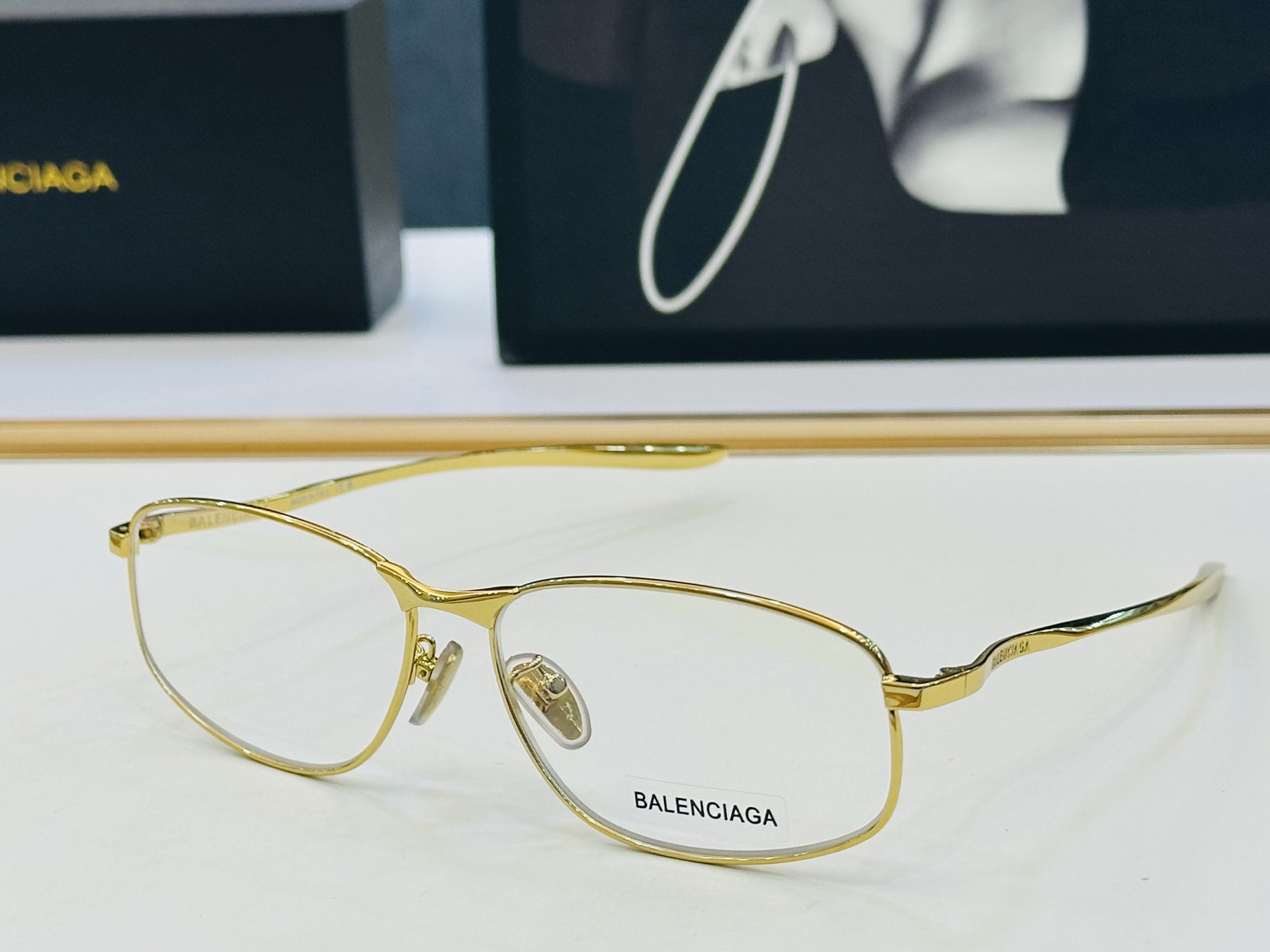 BALENCIAGA巴黎世家 最新 版型很特别的设计让人一眼爱上 BB0497OA Size: 59口1