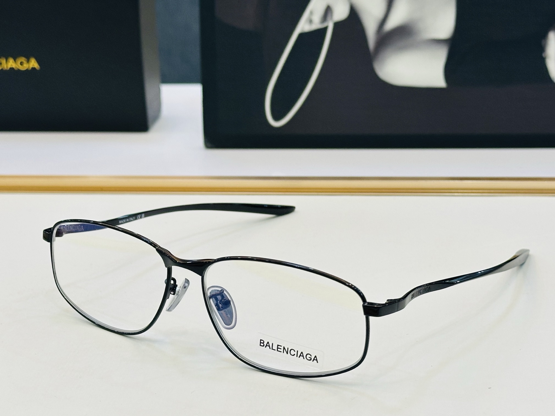 BALENCIAGA巴黎世家 最新 版型很特别的设计让人一眼爱上 BB0497OA Size: 59口1