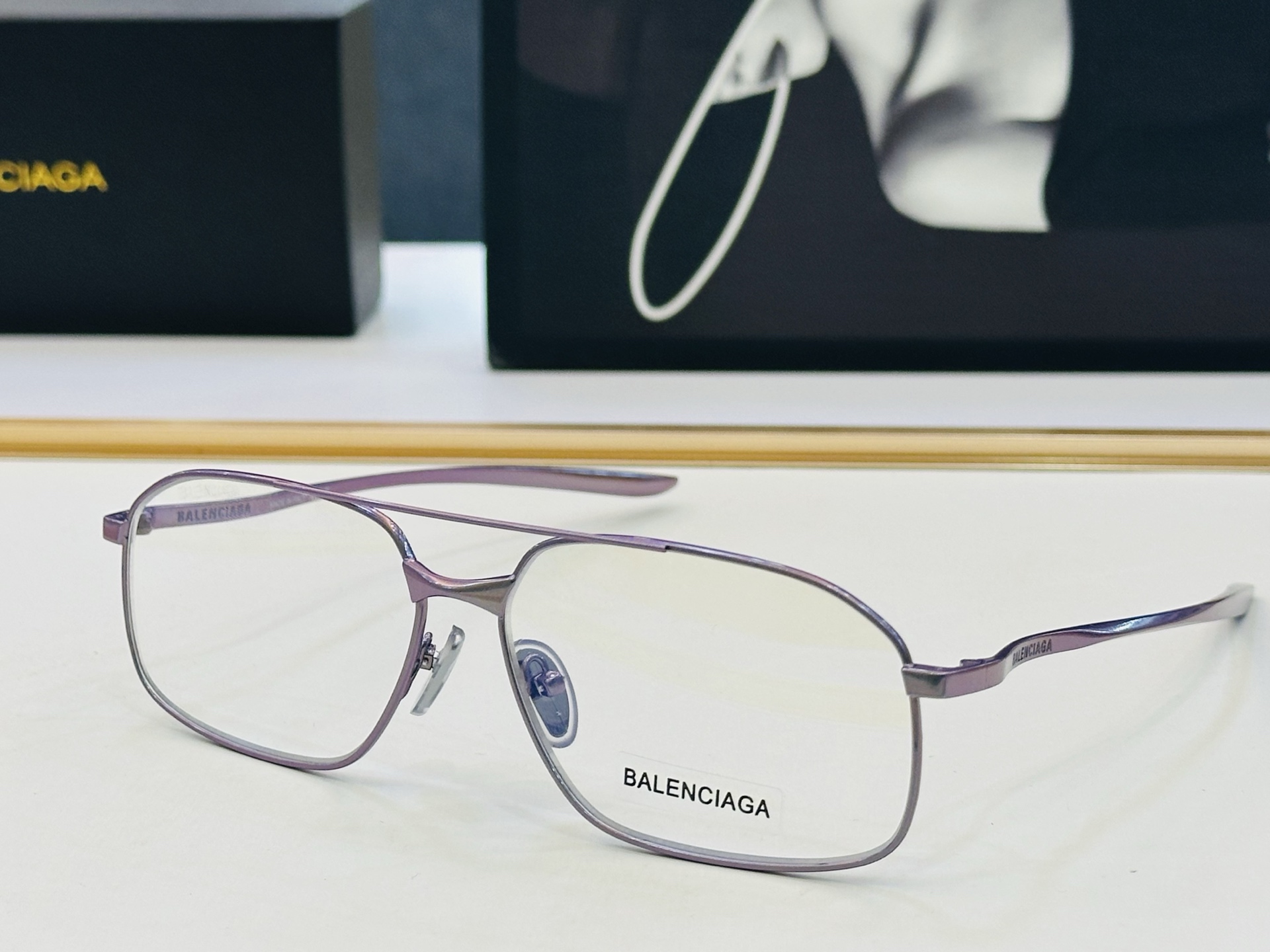 BALENCIAGA巴黎世家 最新 版型很特别的设计让人一眼爱上 BB0492S Size: 64口14