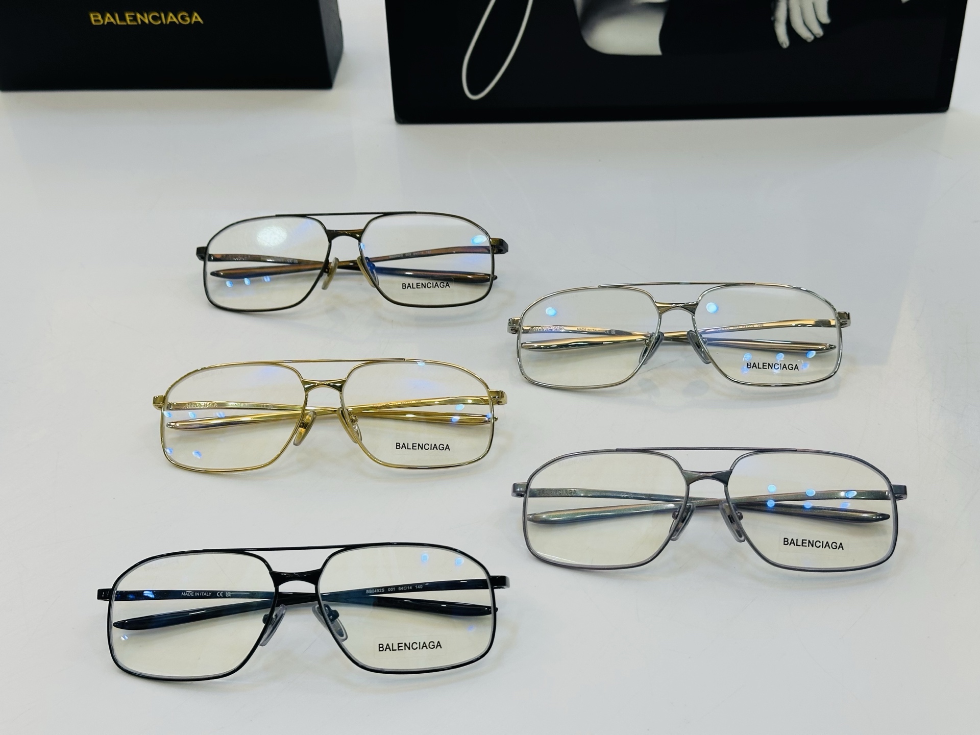 BALENCIAGA巴黎世家 最新 版型很特别的设计让人一眼爱上 BB0492S Size: 64口14