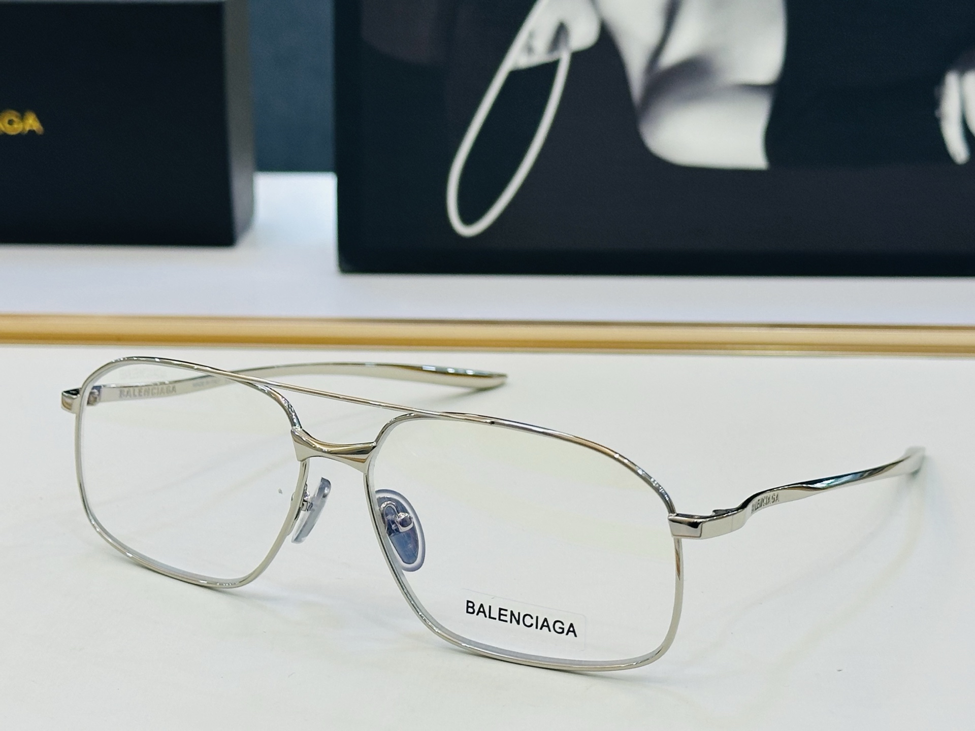 BALENCIAGA巴黎世家 最新 版型很特别的设计让人一眼爱上 BB0492S Size: 64口14