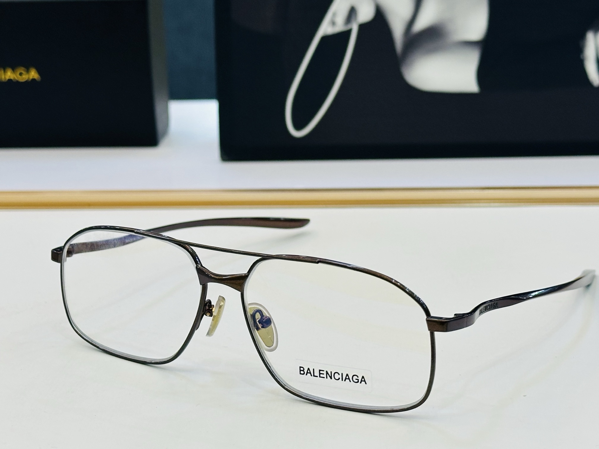 BALENCIAGA巴黎世家 最新 版型很特别的设计让人一眼爱上 BB0492S Size: 64口14