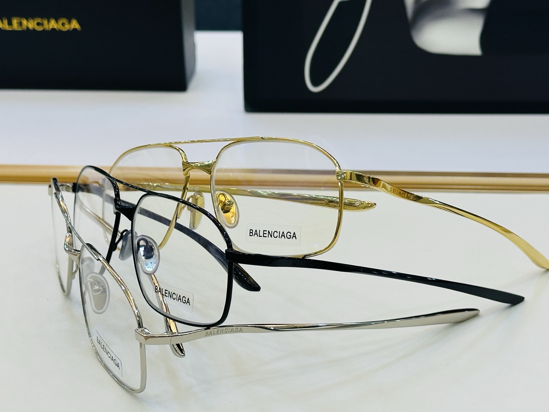 BALENCIAGA巴黎世家 最新 版型很特别的设计让人一眼爱上 BB0492S Size: 64口14