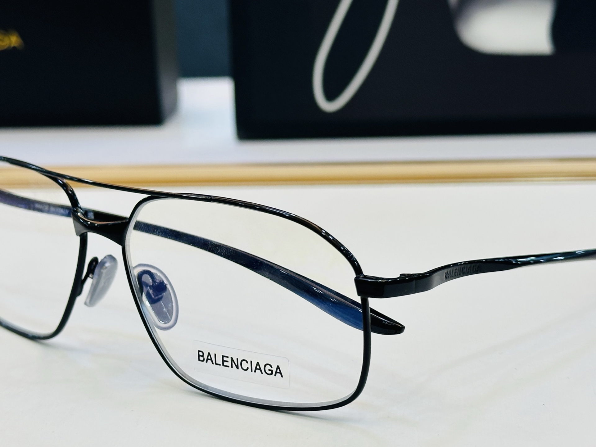 BALENCIAGA巴黎世家 最新 版型很特别的设计让人一眼爱上 BB0492S Size: 64口14