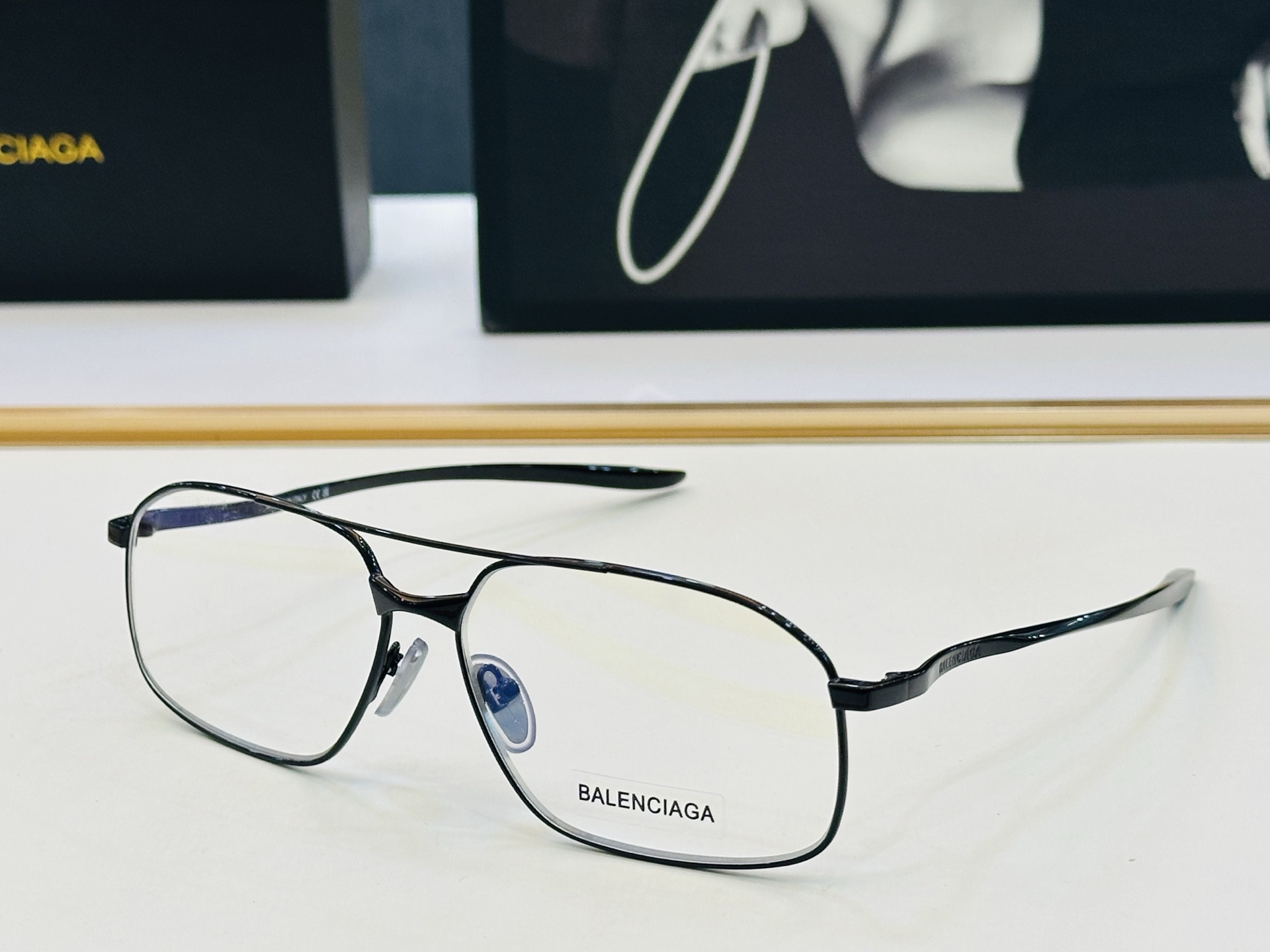 BALENCIAGA巴黎世家 最新 版型很特别的设计让人一眼爱上 BB0492S Size: 64口14