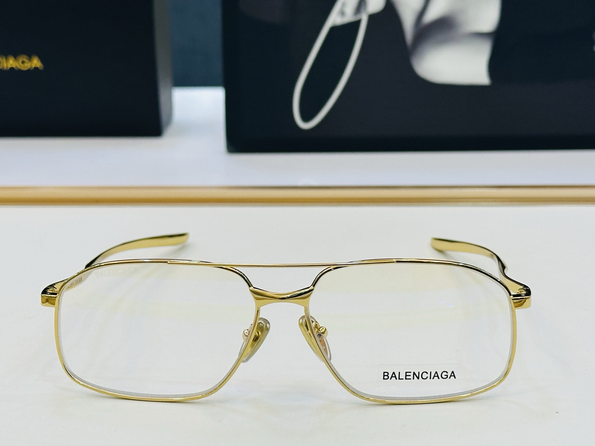 BALENCIAGA巴黎世家 最新 版型很特别的设计让人一眼爱上 BB0492S Size: 64口14