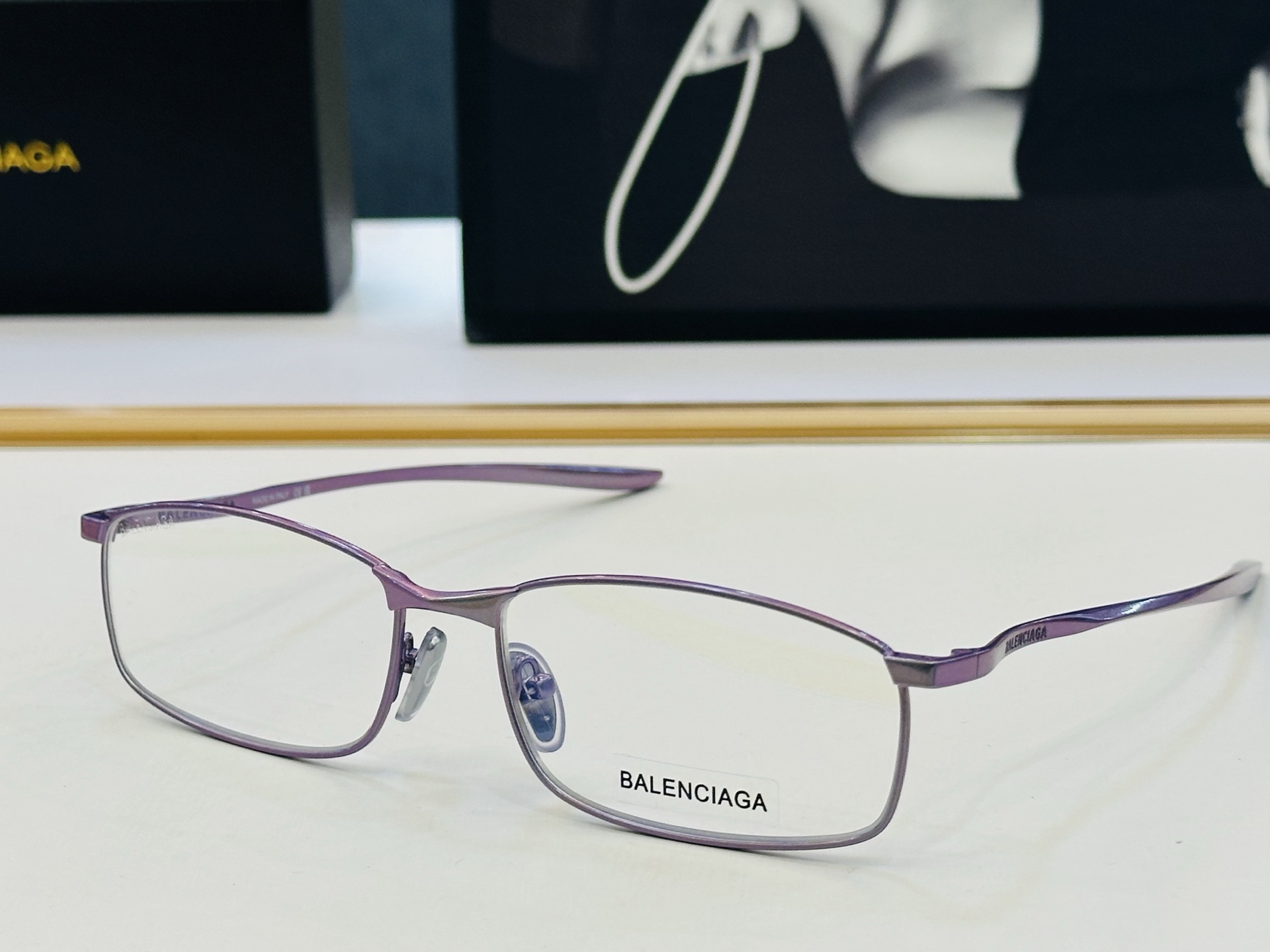 BALENCIAGA巴黎世家 最新 版型很特别的设计让人一眼爱上 BB0493S Size: 61口17