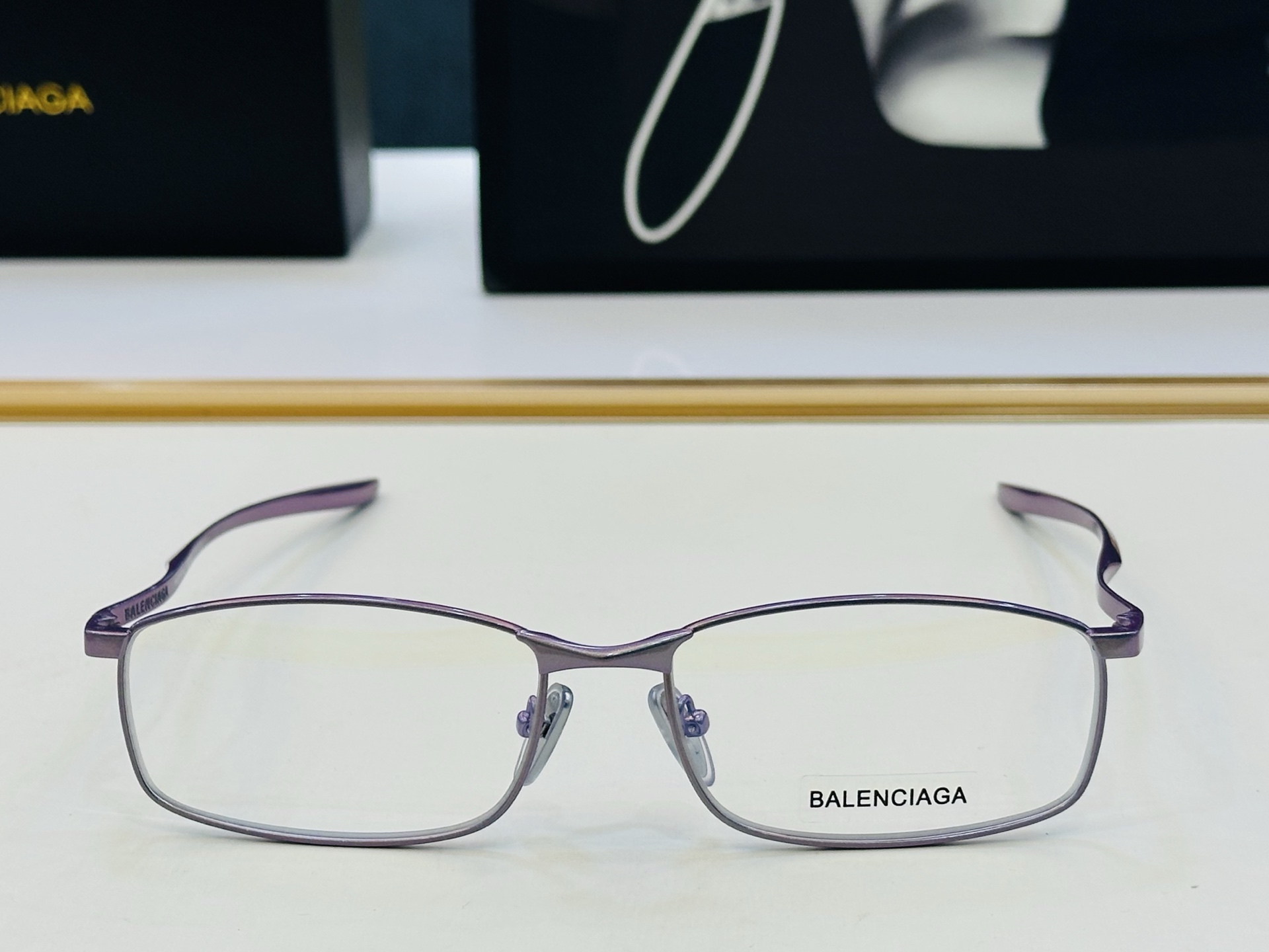 BALENCIAGA巴黎世家 最新 版型很特别的设计让人一眼爱上 BB0493S Size: 61口17