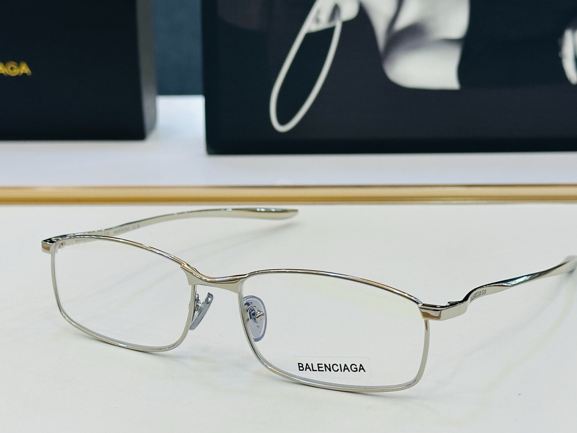 BALENCIAGA巴黎世家 最新 版型很特别的设计让人一眼爱上 BB0493S Size: 61口17