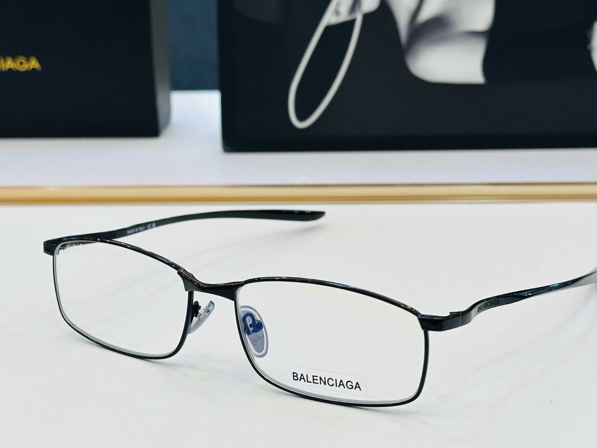 BALENCIAGA巴黎世家 最新 版型很特别的设计让人一眼爱上 BB0493S Size: 61口17