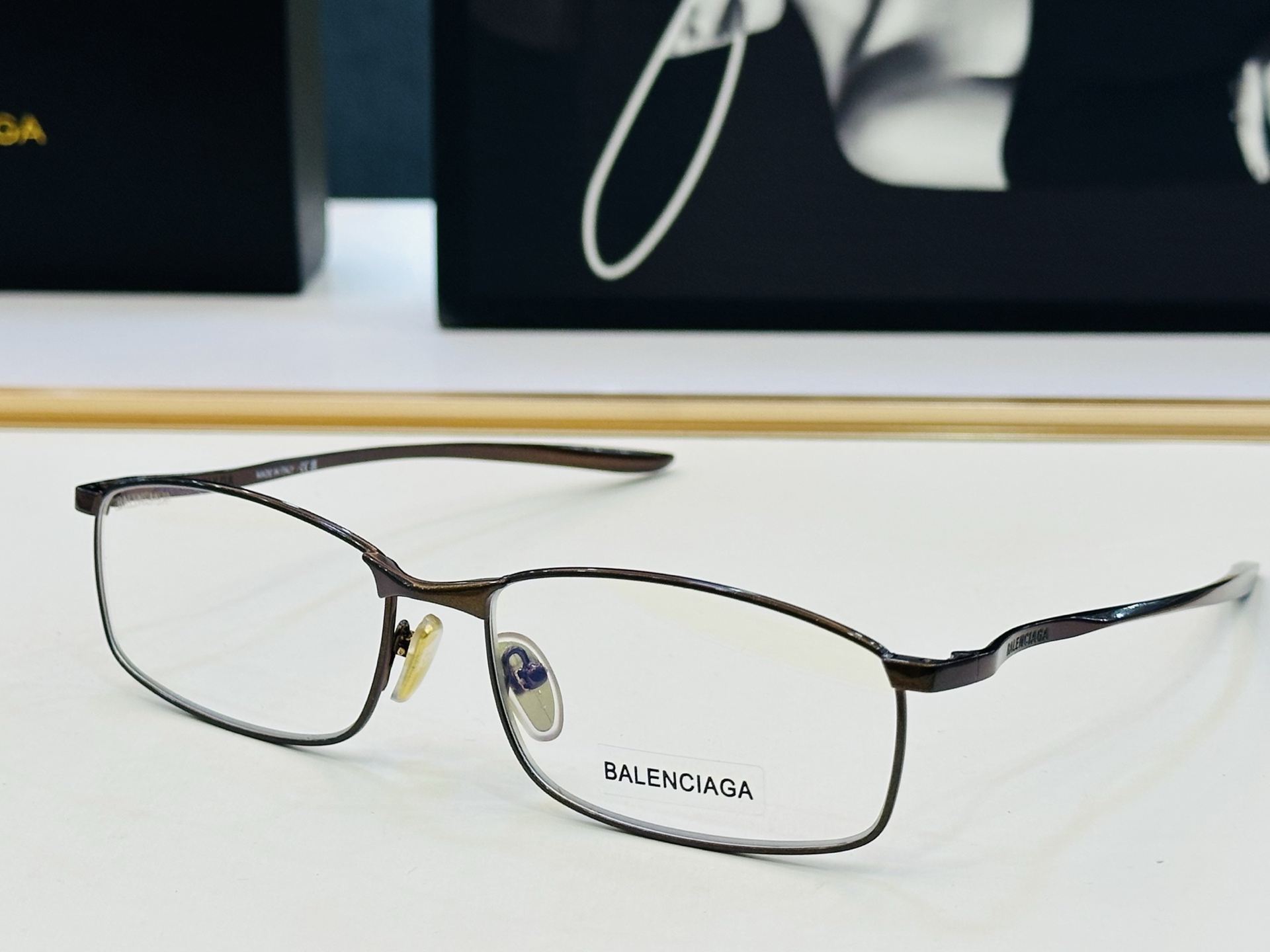 BALENCIAGA巴黎世家 最新 版型很特别的设计让人一眼爱上 BB0493S Size: 61口17