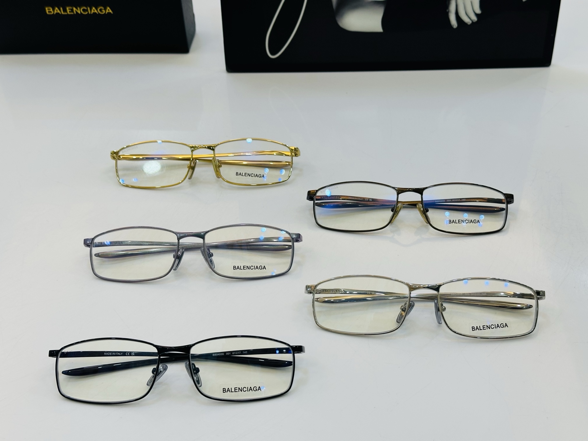 BALENCIAGA巴黎世家 最新 版型很特别的设计让人一眼爱上 BB0493S Size: 61口17