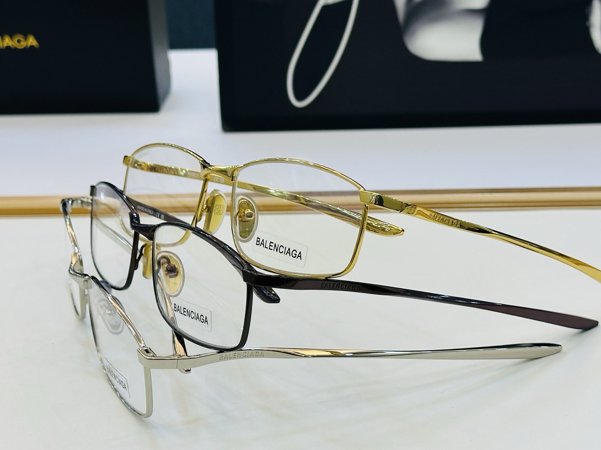 BALENCIAGA巴黎世家 最新 版型很特别的设计让人一眼爱上 BB0493S Size: 61口17