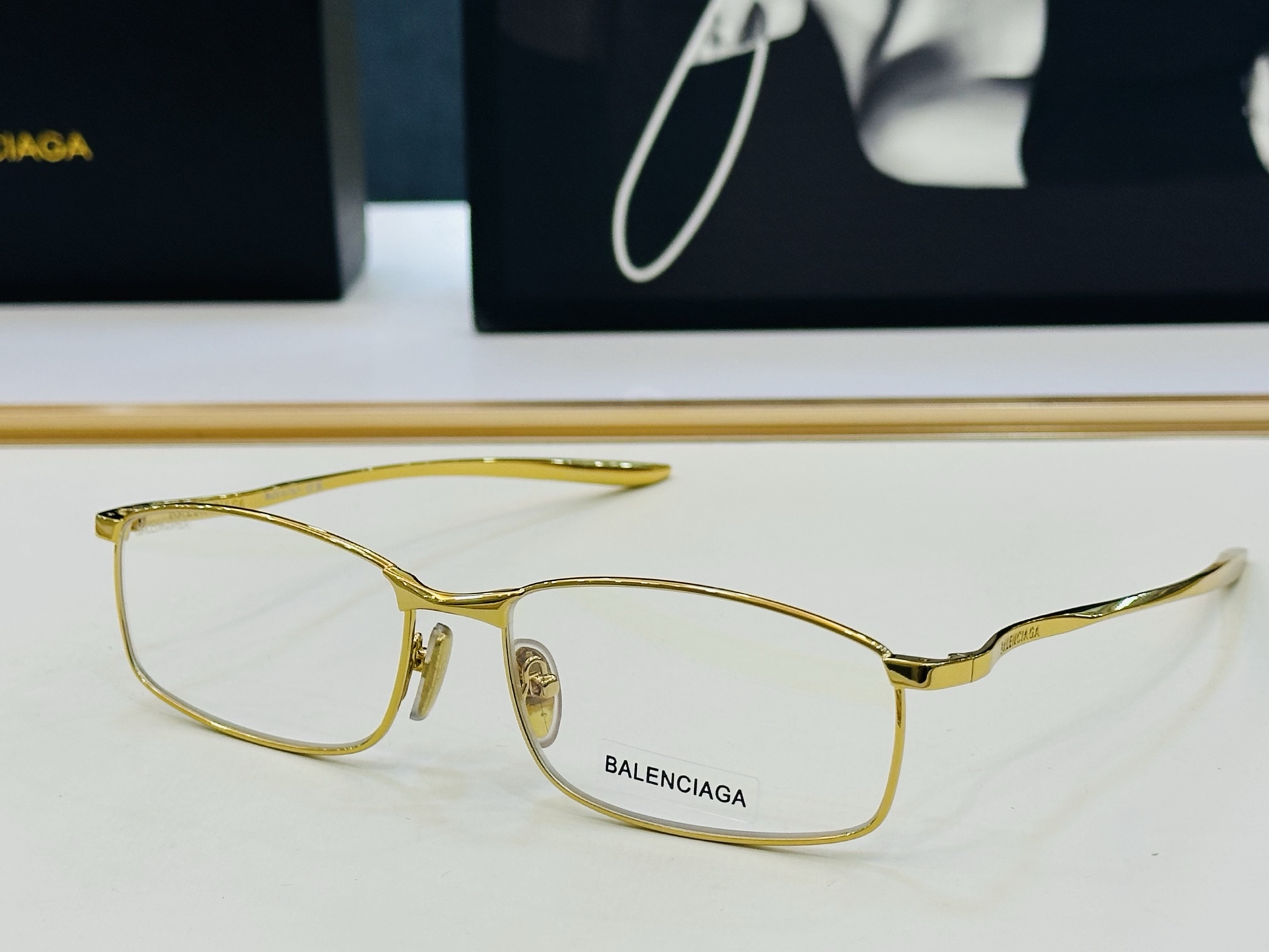 BALENCIAGA巴黎世家 最新 版型很特别的设计让人一眼爱上 BB0493S Size: 61口17