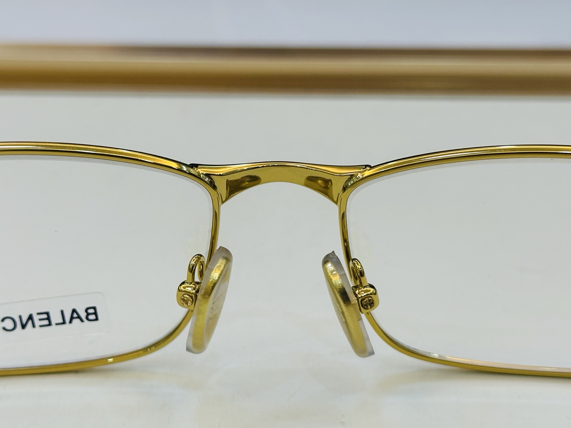 BALENCIAGA巴黎世家 最新 版型很特别的设计让人一眼爱上 BB0493S Size: 61口17