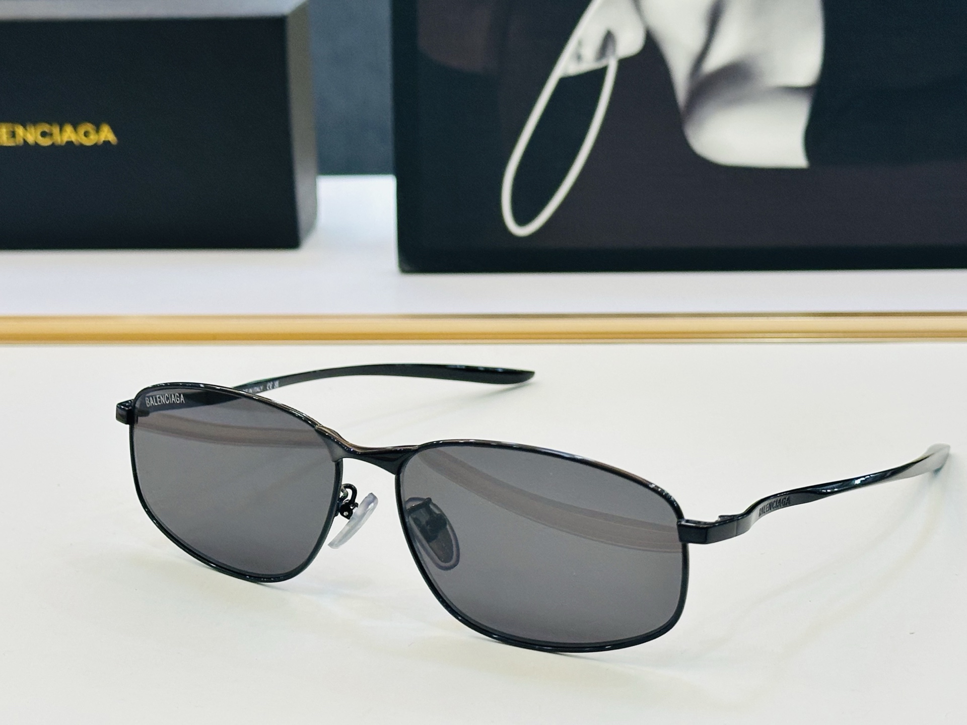 BALENCIAGA巴黎世家 最新 版型很特别的设计让人一眼爱上 BB0497OA Size: 59口1