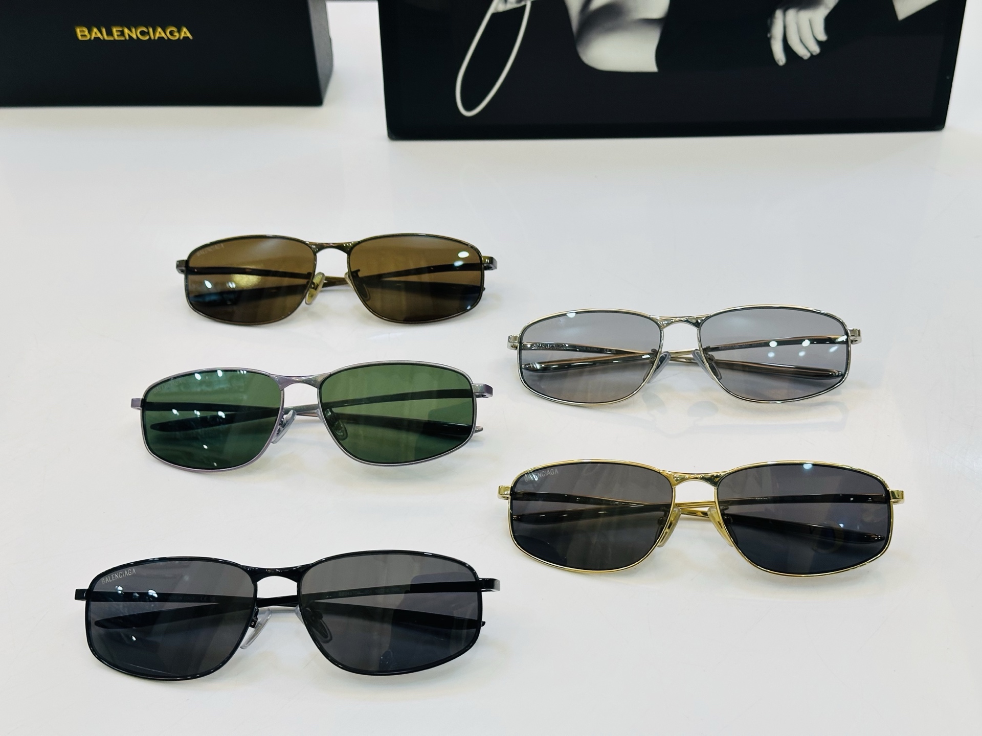 BALENCIAGA巴黎世家 最新 版型很特别的设计让人一眼爱上 BB0497OA Size: 59口1