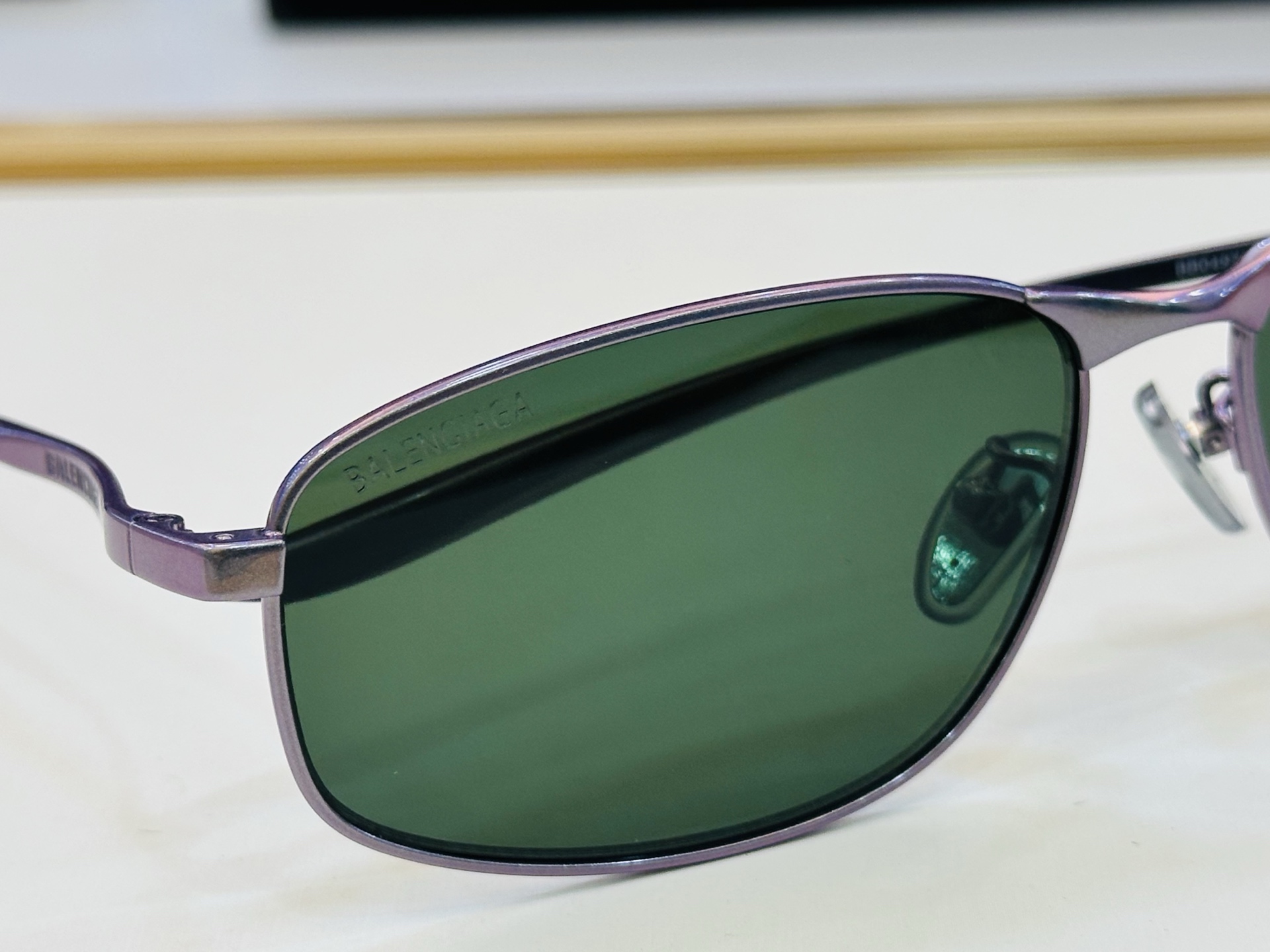 BALENCIAGA巴黎世家 最新 版型很特别的设计让人一眼爱上 BB0497OA Size: 59口1