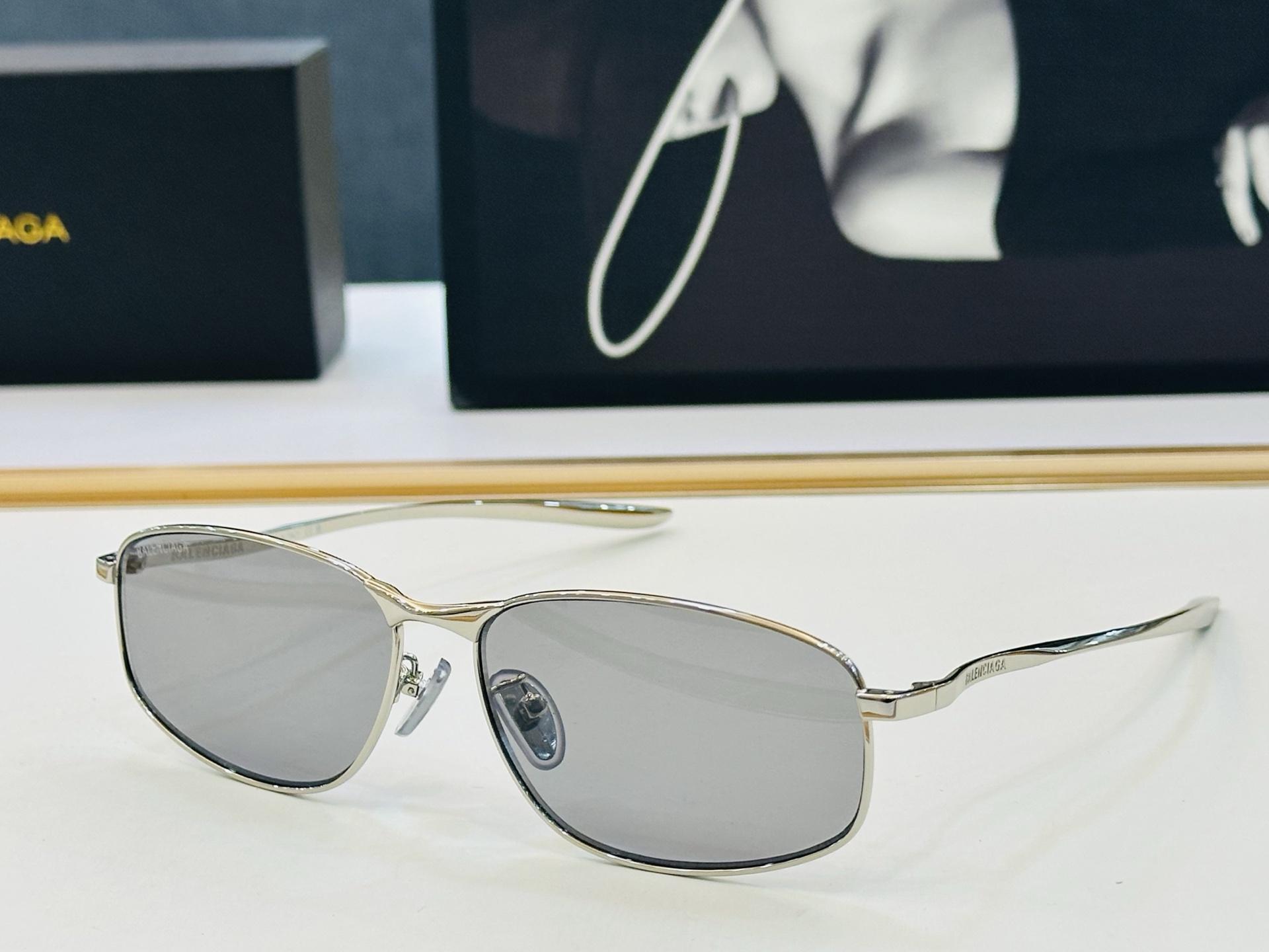 BALENCIAGA巴黎世家 最新 版型很特别的设计让人一眼爱上 BB0497OA Size: 59口1