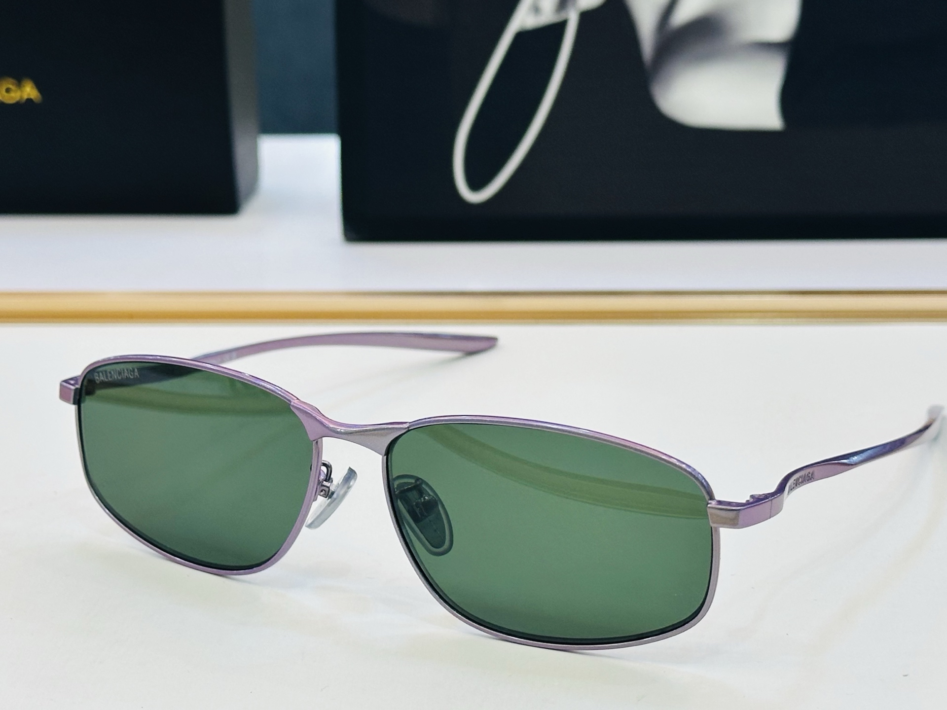 BALENCIAGA巴黎世家 最新 版型很特别的设计让人一眼爱上 BB0497OA Size: 59口1