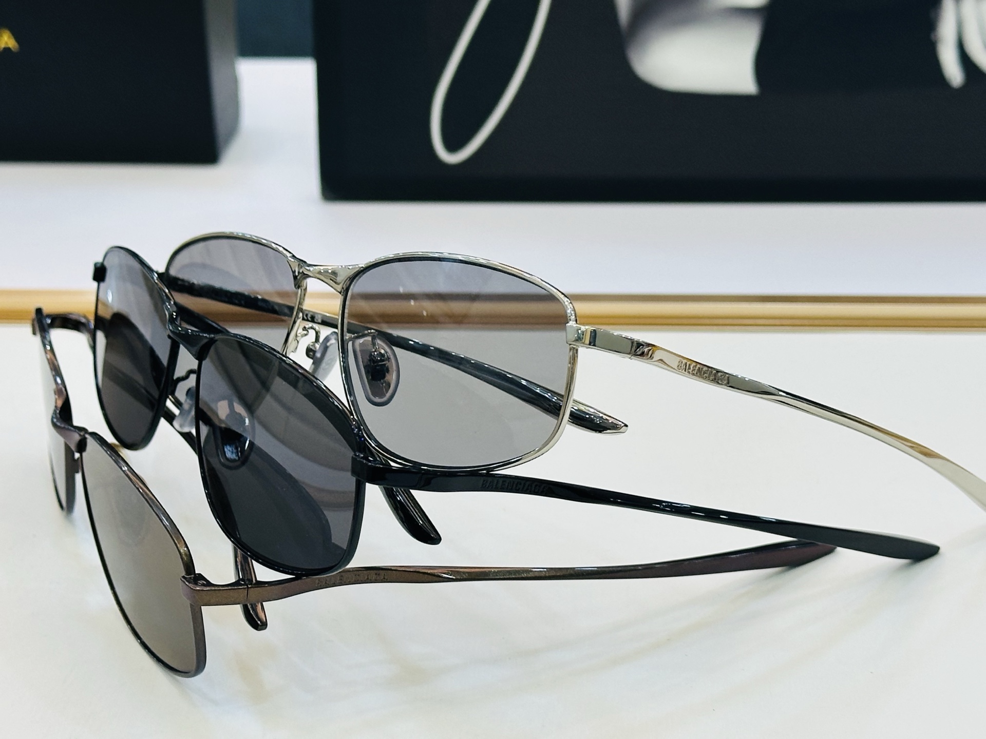 BALENCIAGA巴黎世家 最新 版型很特别的设计让人一眼爱上 BB0497OA Size: 59口1