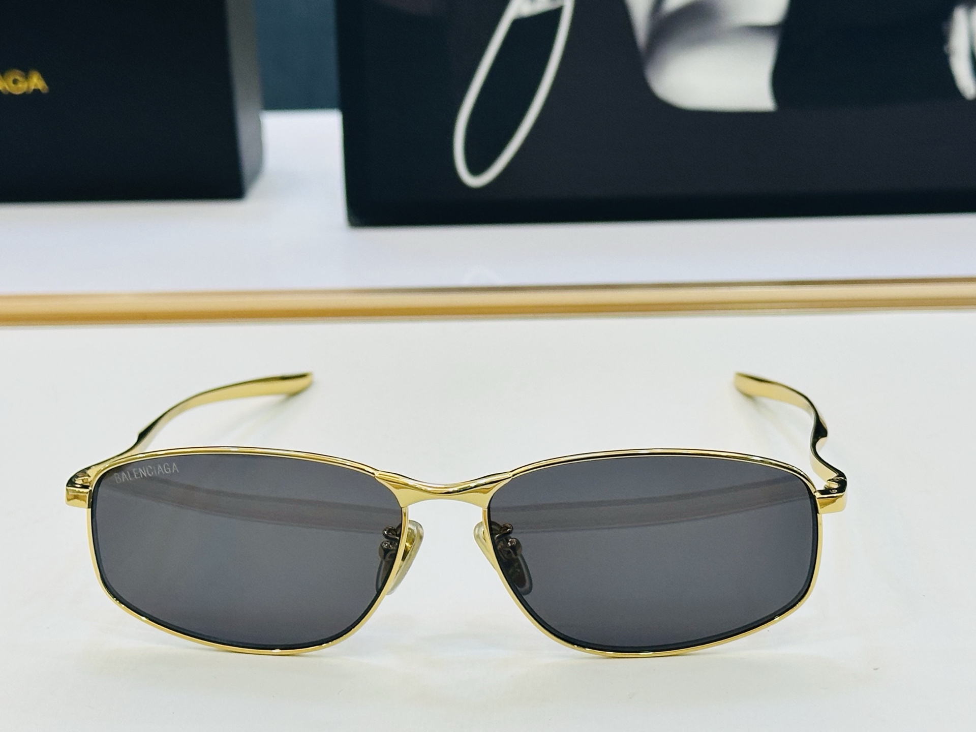 BALENCIAGA巴黎世家 最新 版型很特别的设计让人一眼爱上 BB0497OA Size: 59口1