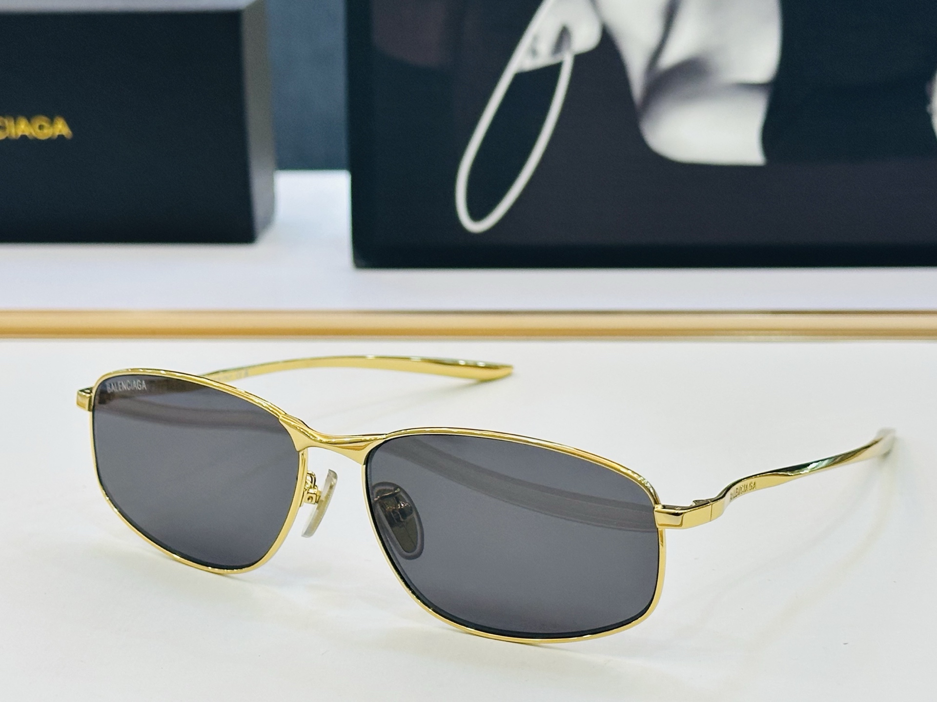 BALENCIAGA巴黎世家 最新 版型很特别的设计让人一眼爱上 BB0497OA Size: 59口1