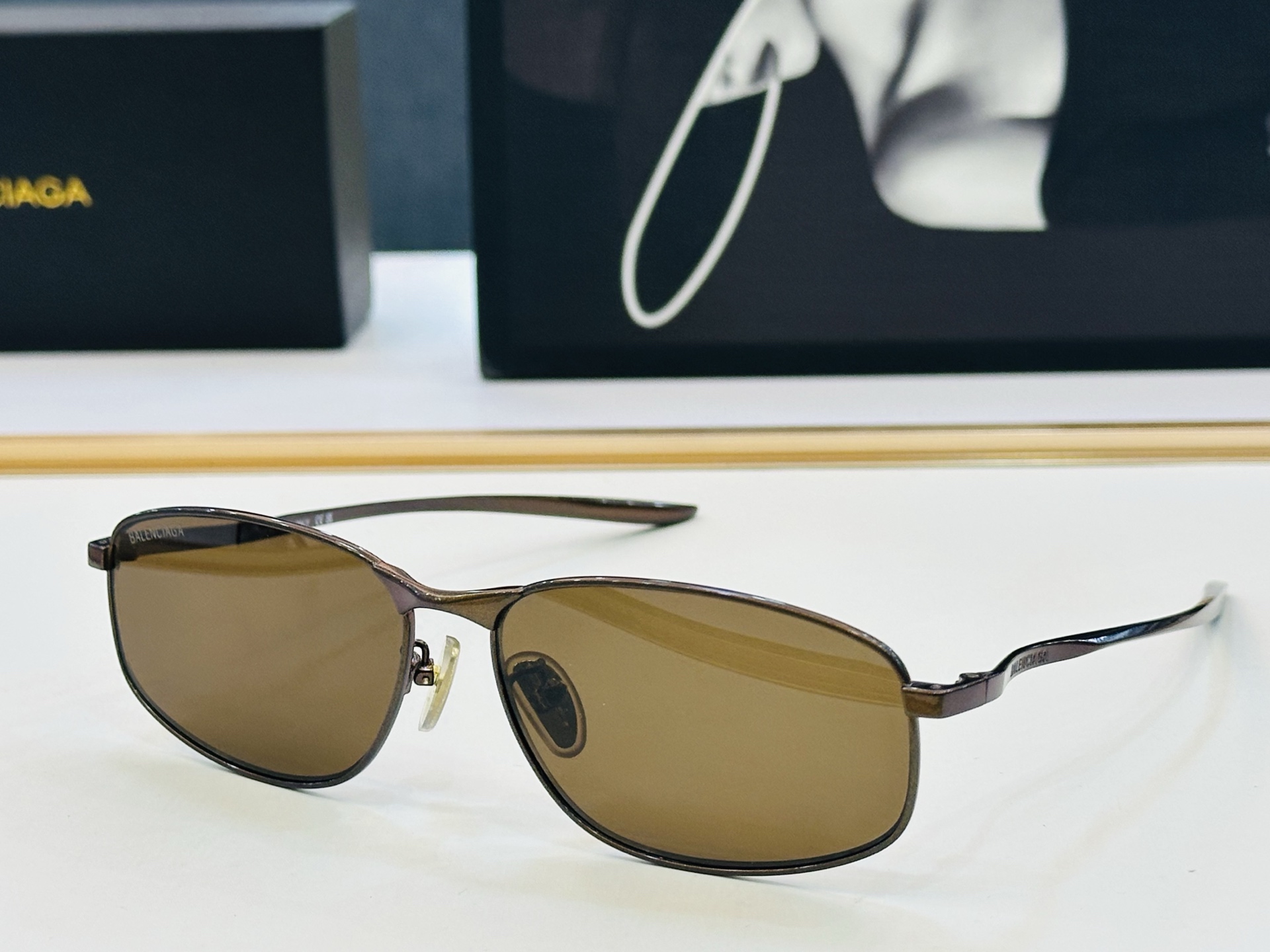 BALENCIAGA巴黎世家 最新 版型很特别的设计让人一眼爱上 BB0497OA Size: 59口1