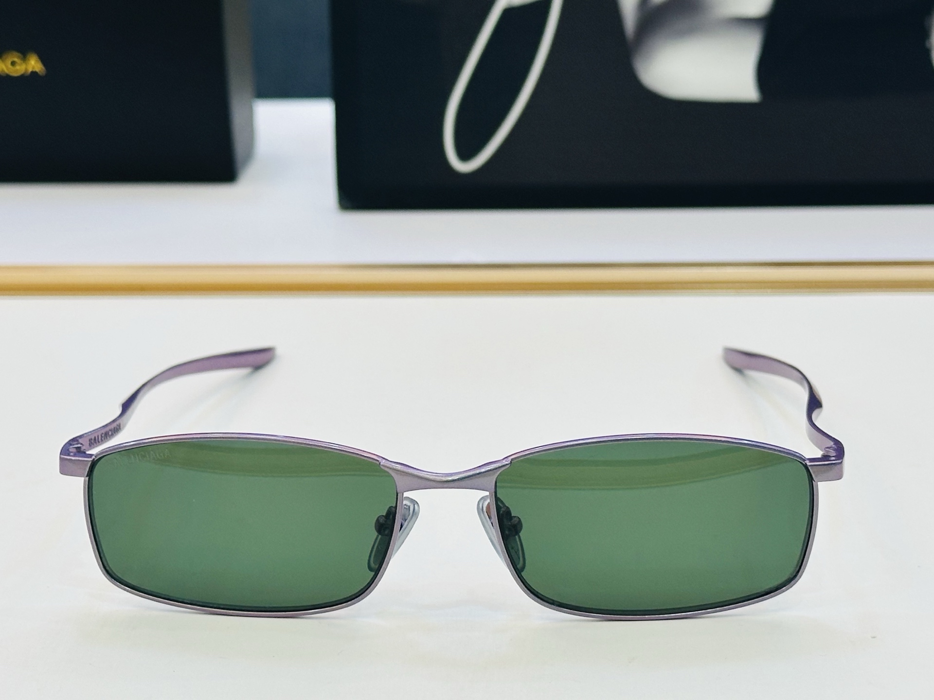 BALENCIAGA巴黎世家 最新 版型很特别的设计让人一眼爱上 BB0493S Size: 61口17