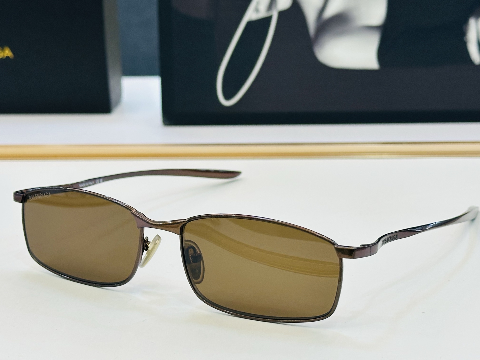 BALENCIAGA巴黎世家 最新 版型很特别的设计让人一眼爱上 BB0493S Size: 61口17