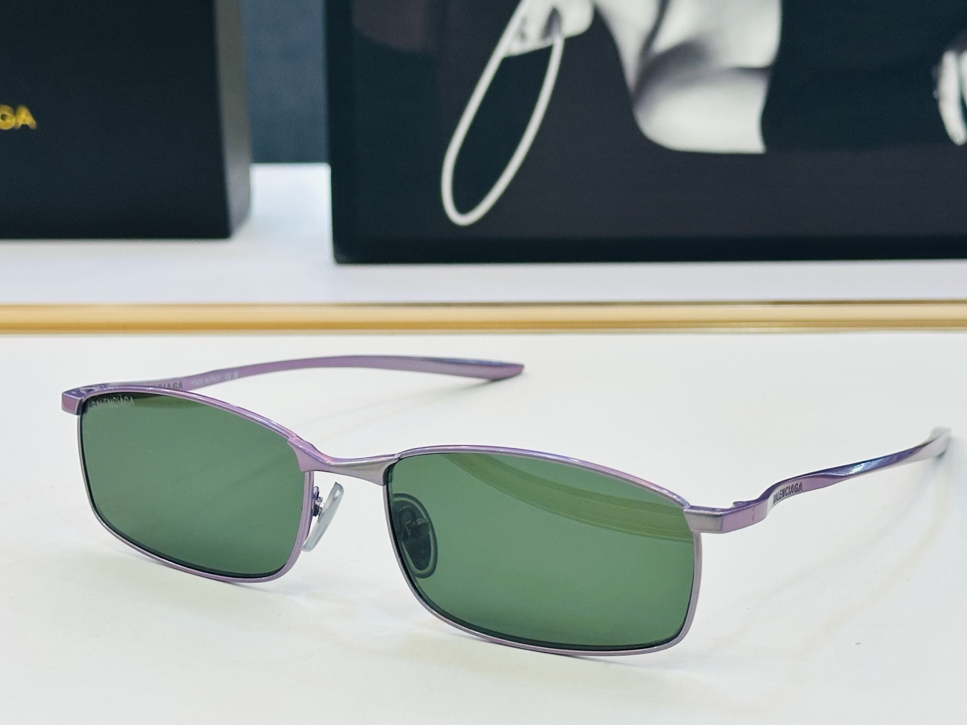 BALENCIAGA巴黎世家 最新 版型很特别的设计让人一眼爱上 BB0493S Size: 61口17