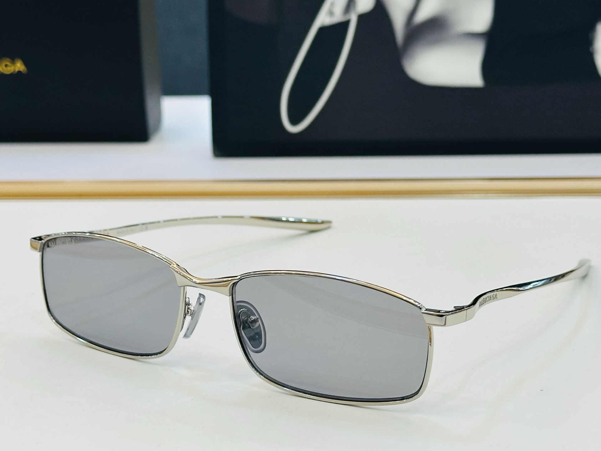 BALENCIAGA巴黎世家 最新 版型很特别的设计让人一眼爱上 BB0493S Size: 61口17