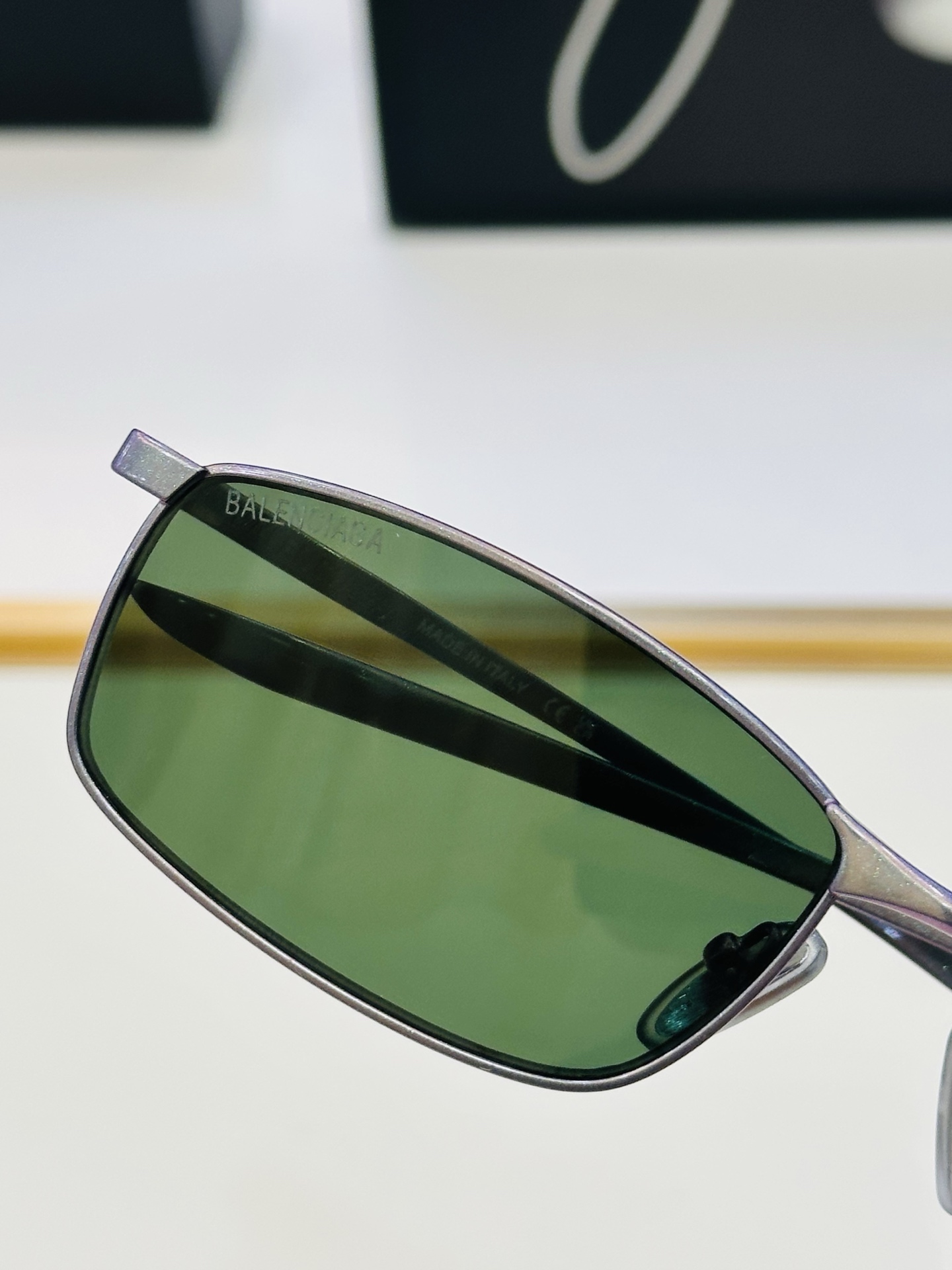 BALENCIAGA巴黎世家 最新 版型很特别的设计让人一眼爱上 BB0493S Size: 61口17