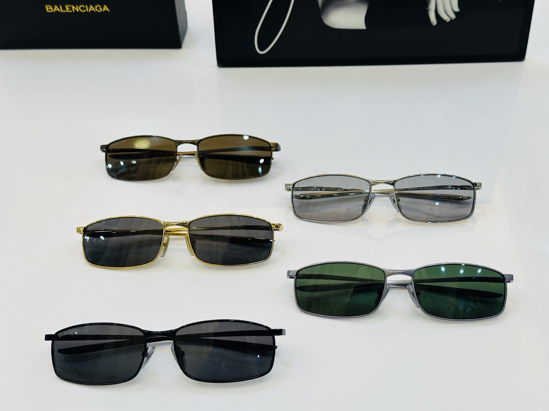 BALENCIAGA巴黎世家 最新 版型很特别的设计让人一眼爱上 BB0493S Size: 61口17