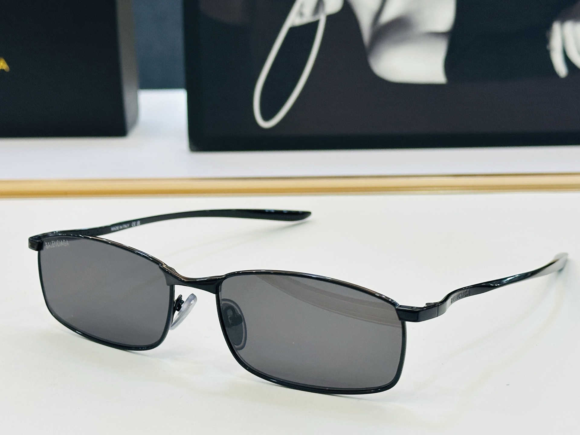 BALENCIAGA巴黎世家 最新 版型很特别的设计让人一眼爱上 BB0493S Size: 61口17