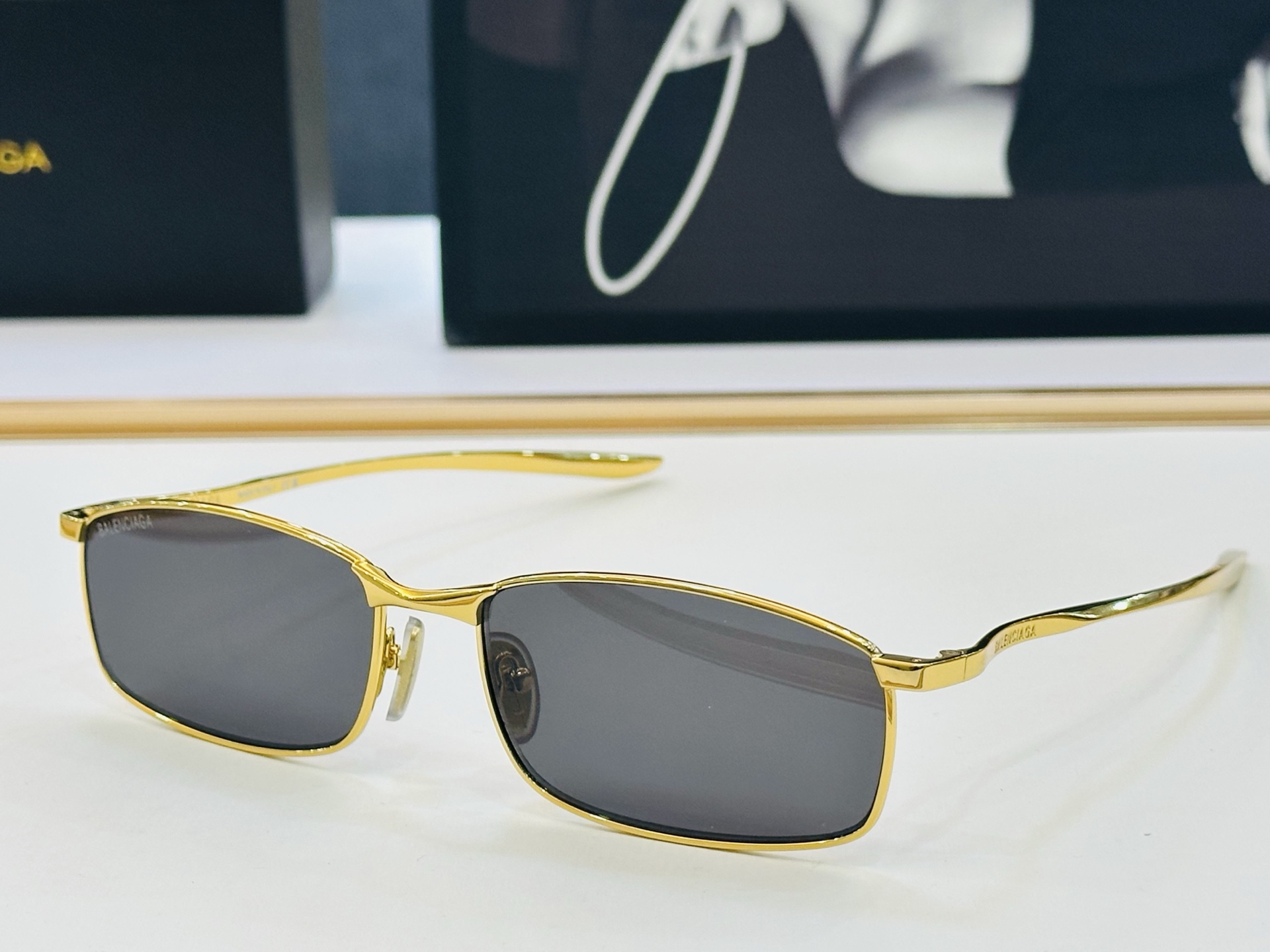 BALENCIAGA巴黎世家 最新 版型很特别的设计让人一眼爱上 BB0493S Size: 61口17