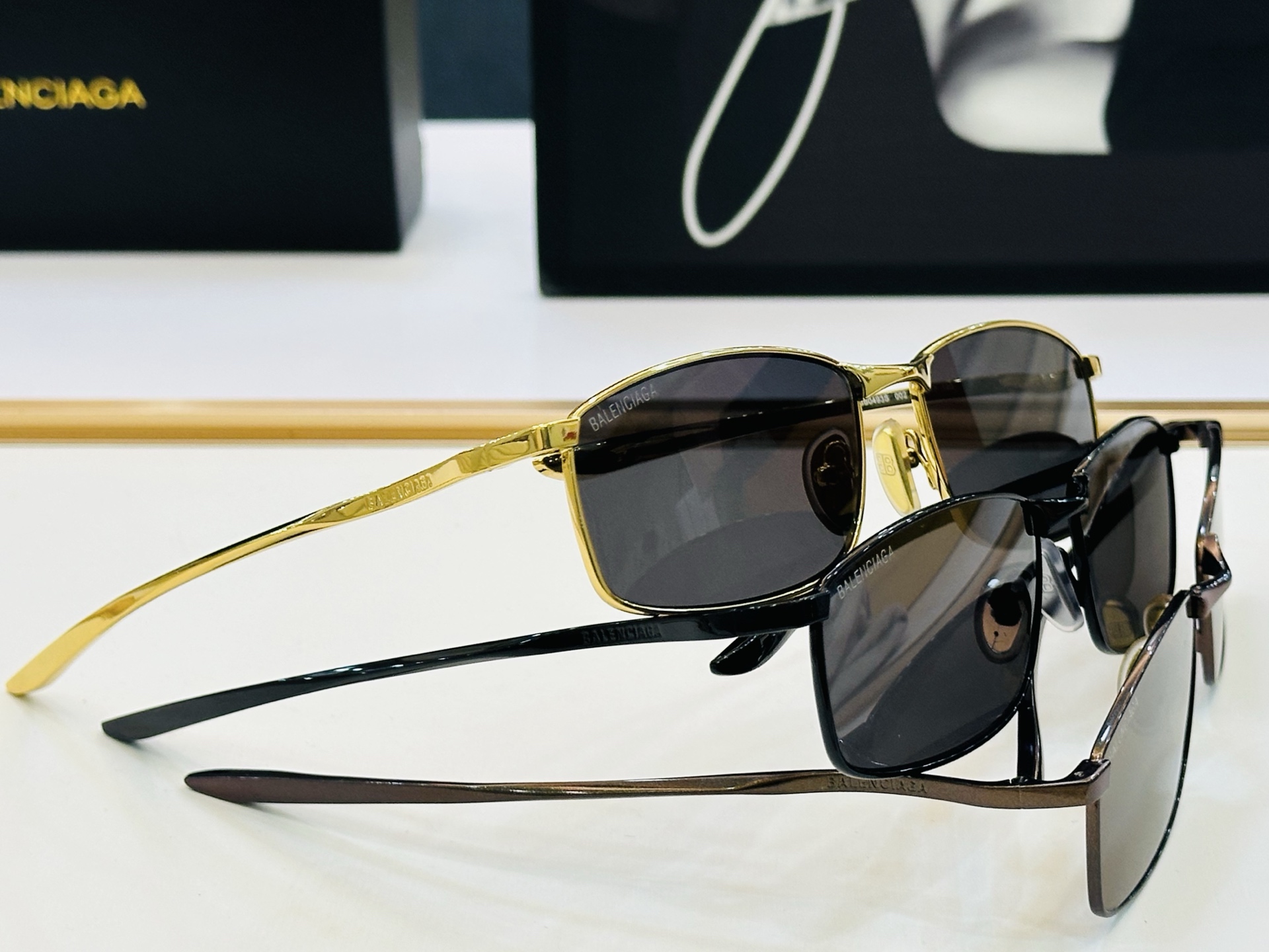 BALENCIAGA巴黎世家 最新 版型很特别的设计让人一眼爱上 BB0493S Size: 61口17