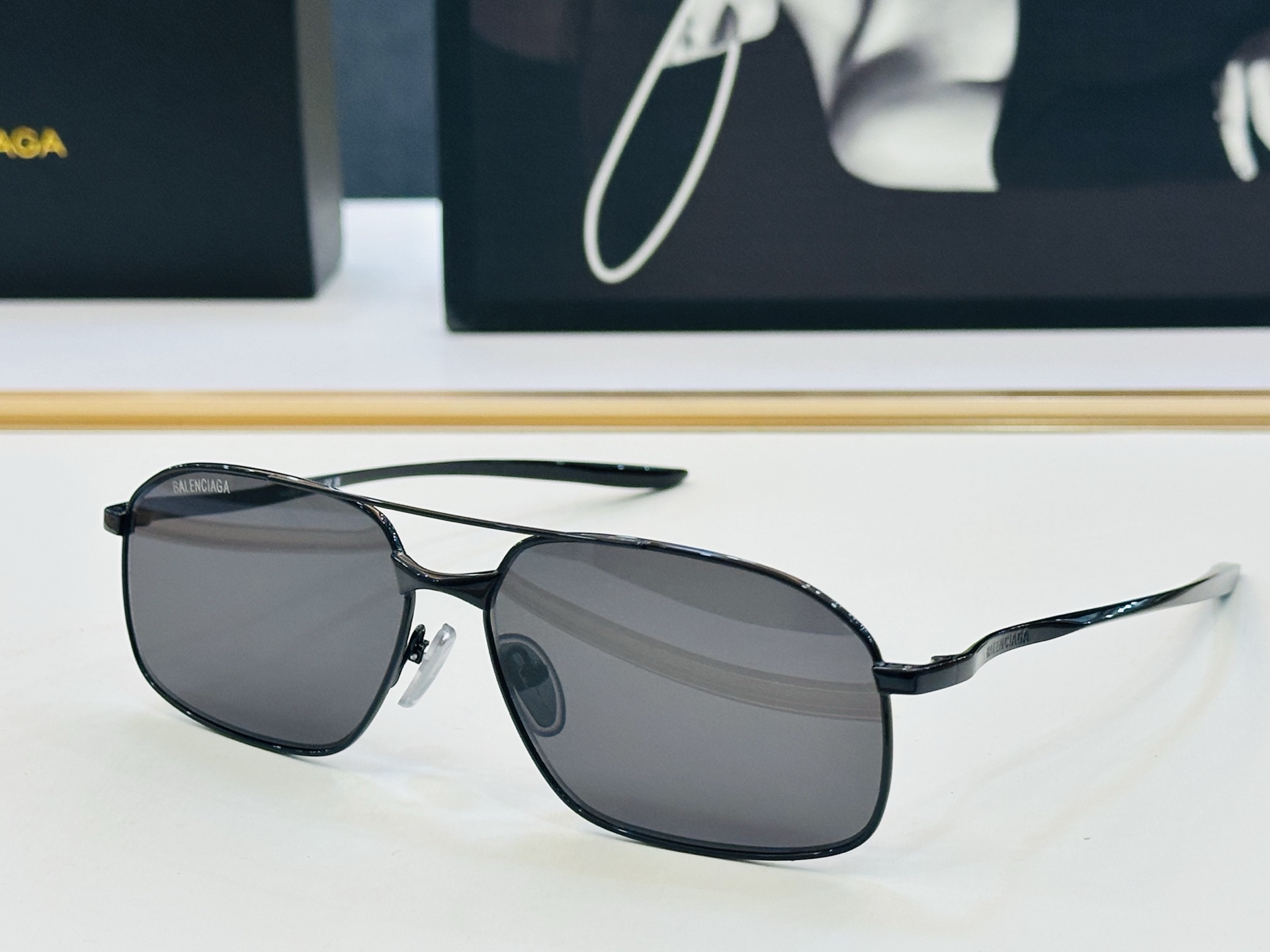 BALENCIAGA巴黎世家 最新 版型很特别的设计让人一眼爱上 BB0492S Size: 64口14