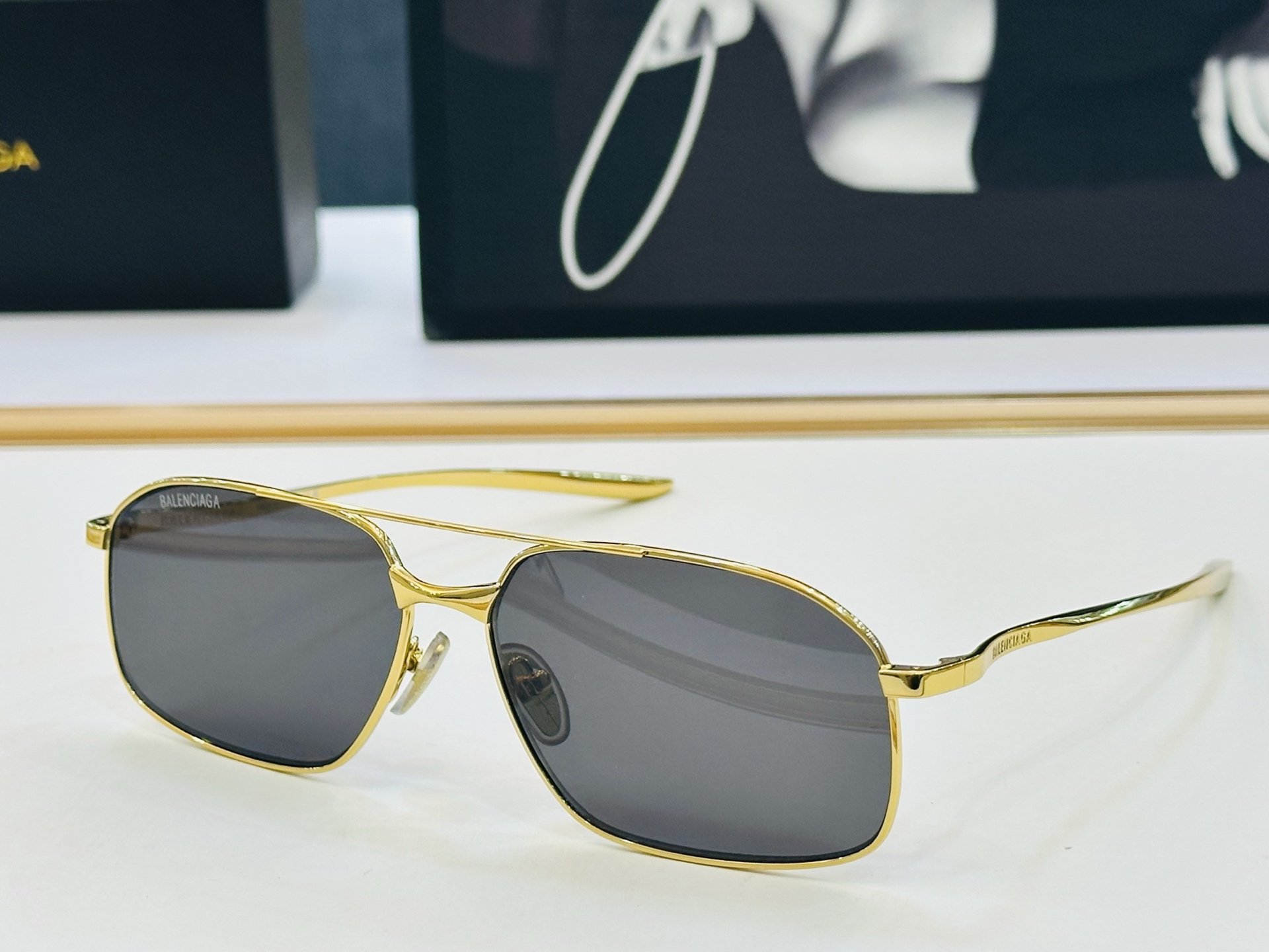 BALENCIAGA巴黎世家 最新 版型很特别的设计让人一眼爱上 BB0492S Size: 64口14