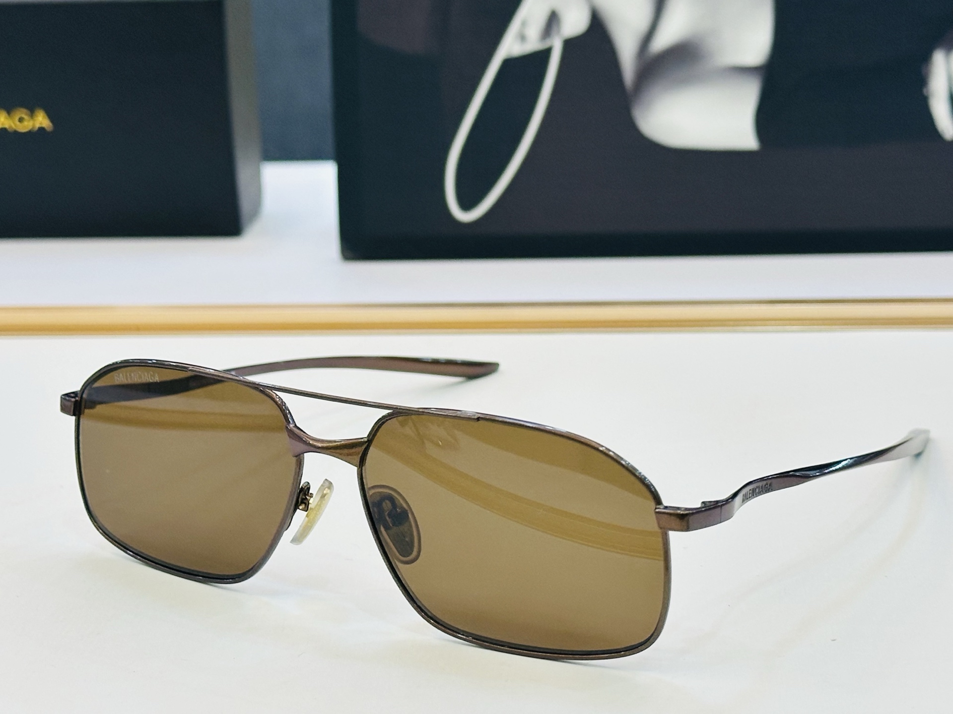 BALENCIAGA巴黎世家 最新 版型很特别的设计让人一眼爱上 BB0492S Size: 64口14