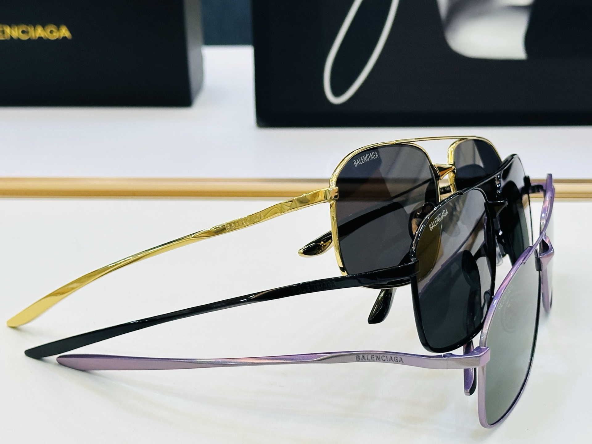 BALENCIAGA巴黎世家 最新 版型很特别的设计让人一眼爱上 BB0492S Size: 64口14