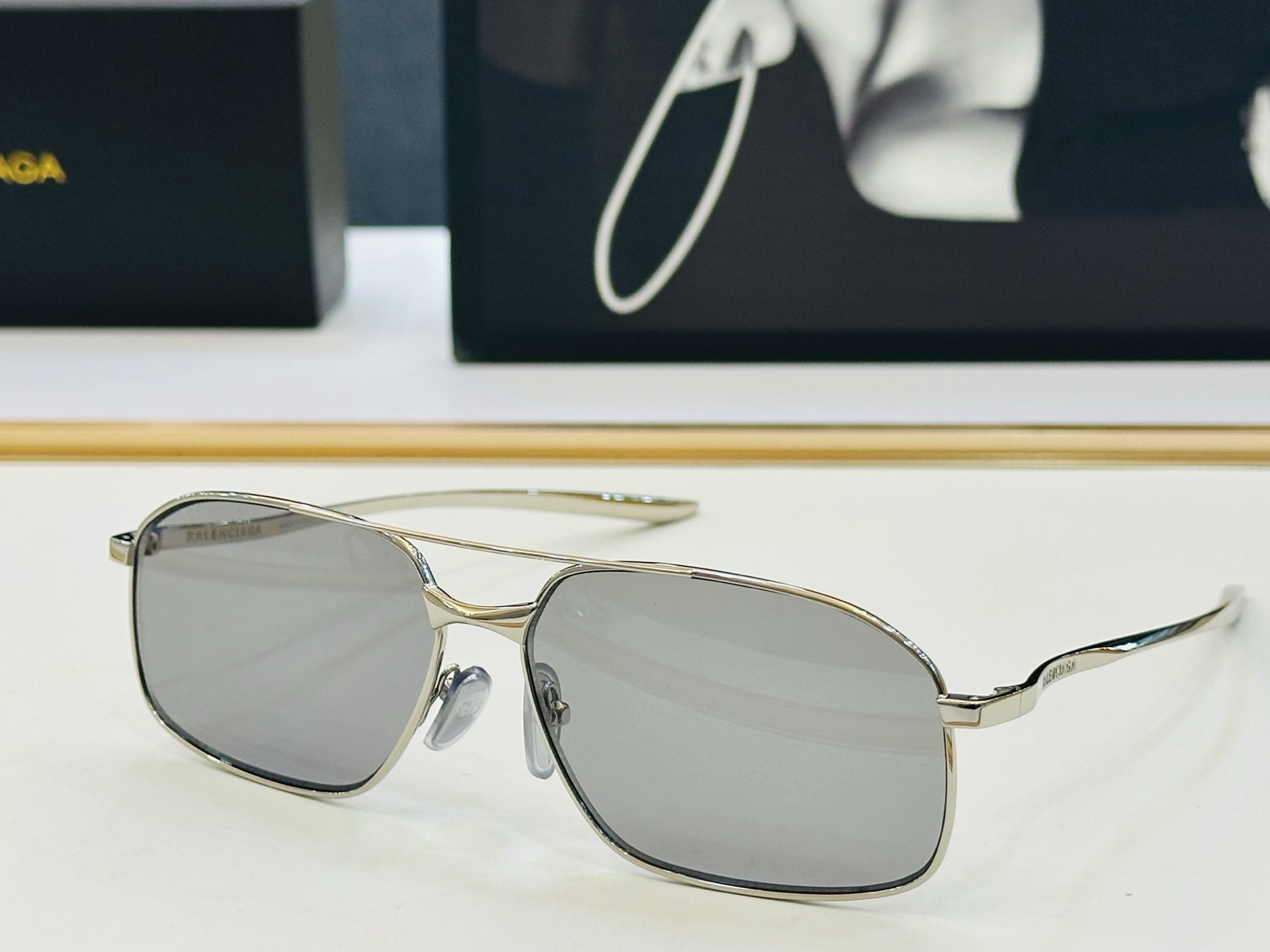 BALENCIAGA巴黎世家 最新 版型很特别的设计让人一眼爱上 BB0492S Size: 64口14