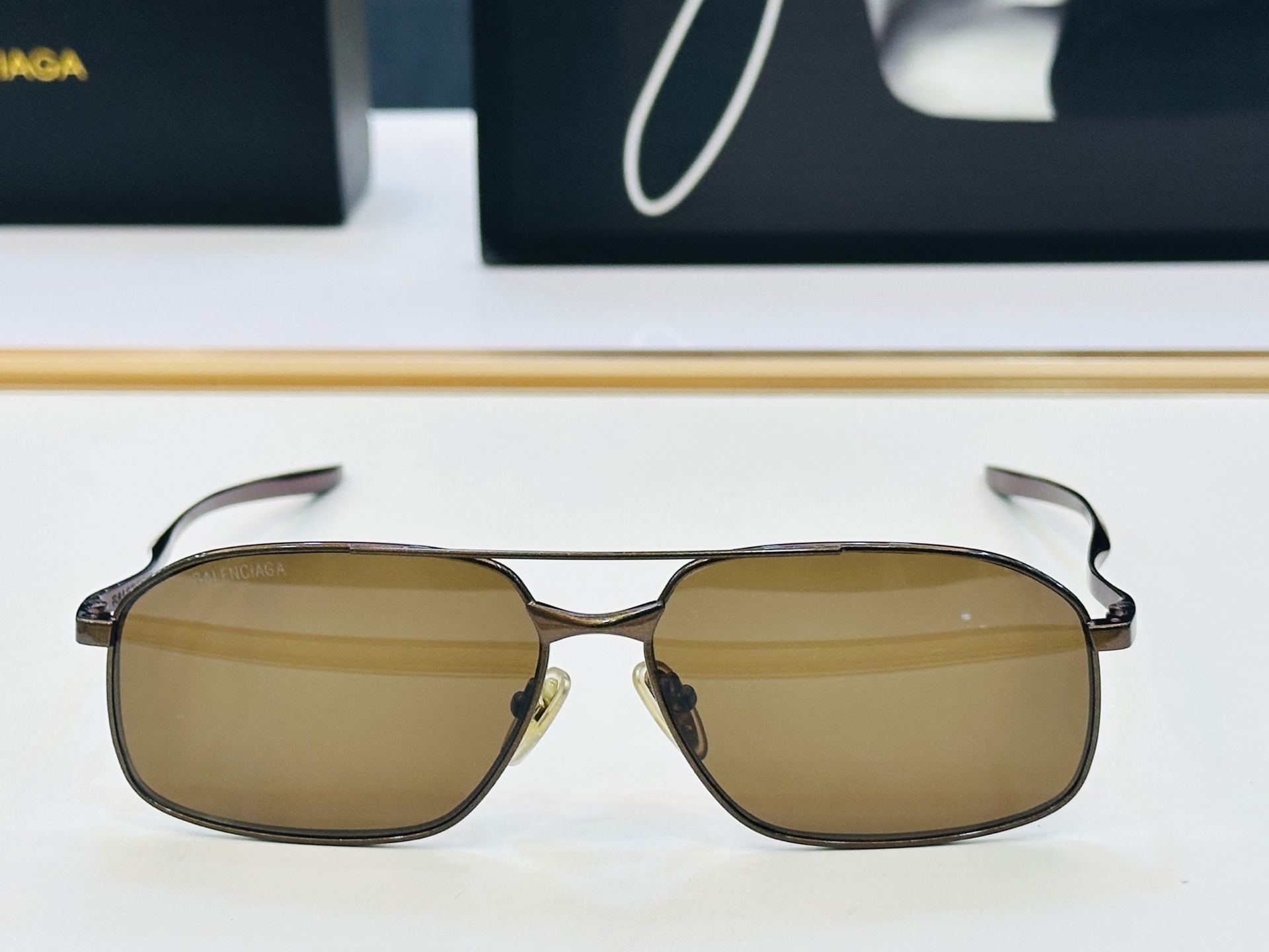 BALENCIAGA巴黎世家 最新 版型很特别的设计让人一眼爱上 BB0492S Size: 64口14